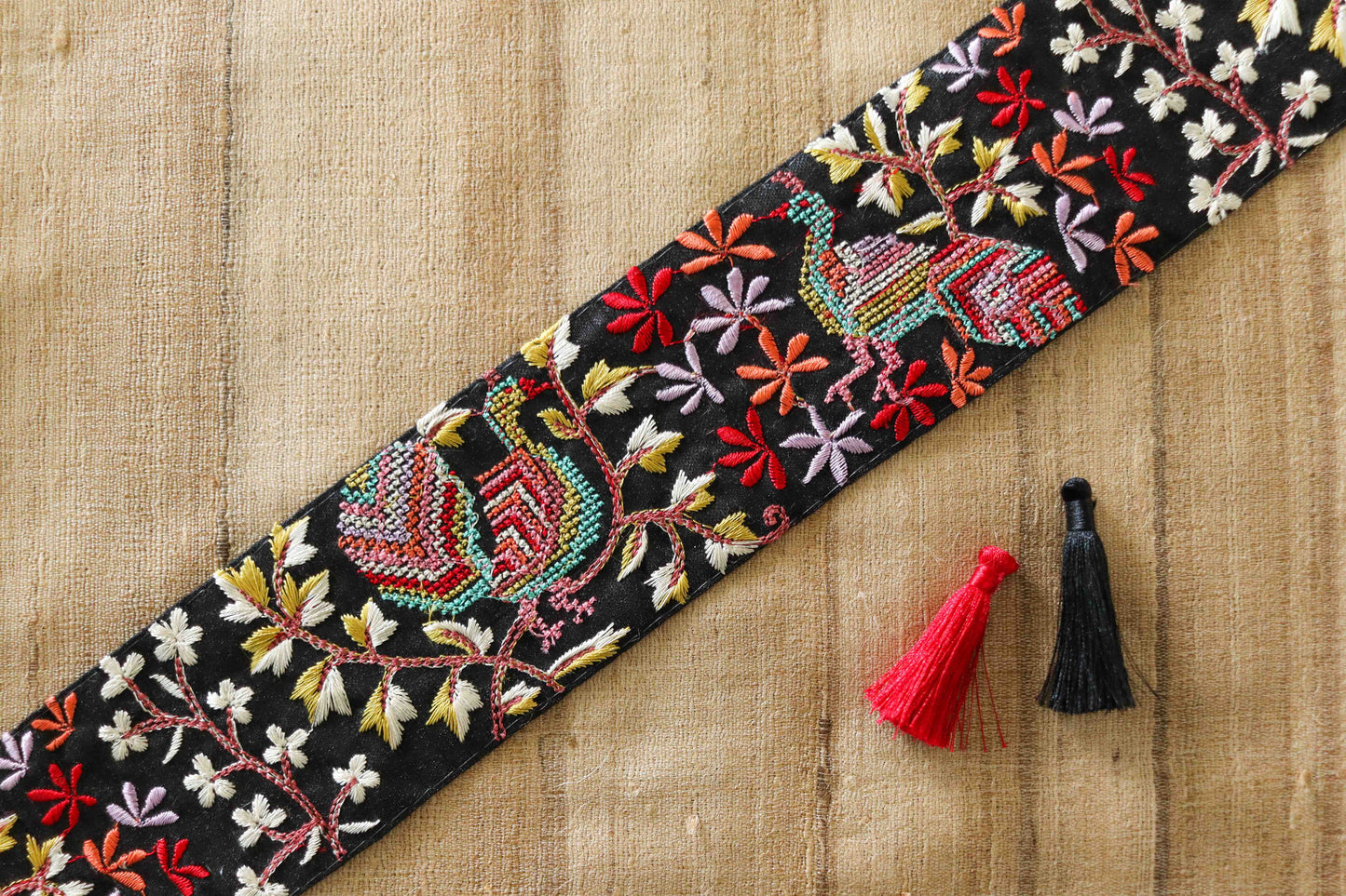 Black Floral Peacock Embroidered Trim, Cross Stitch Embroidery Border, Rustic Kashmiri Lace, Peacock Saree Border, インド刺繍リボン, Price/mtr