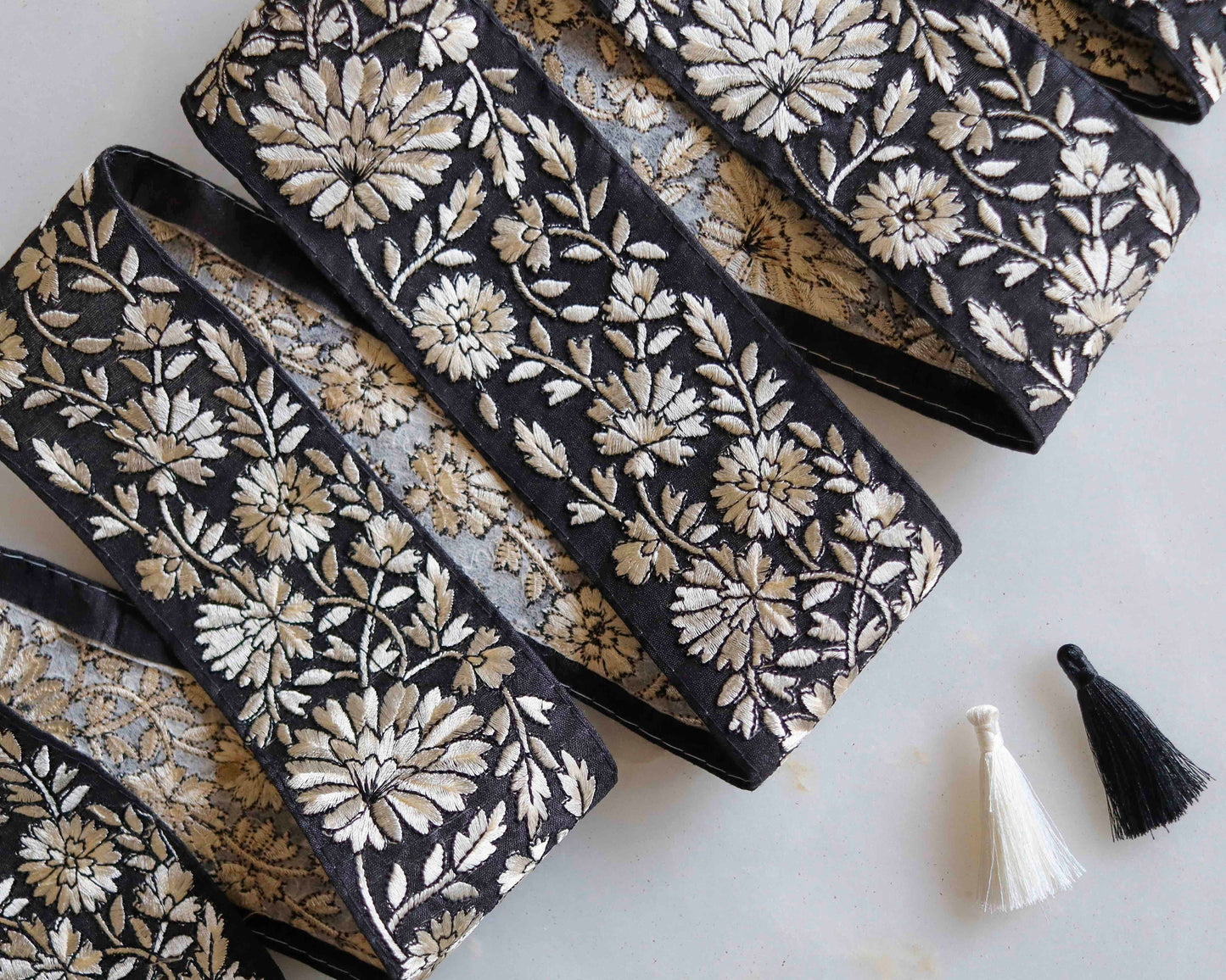 Black White Floral Embroidered Trim,Indian Fabric Floral Border,Royal Black White Broad Paisley Lace,Floral Saree Border,Price/mtr,インド刺繍リボン