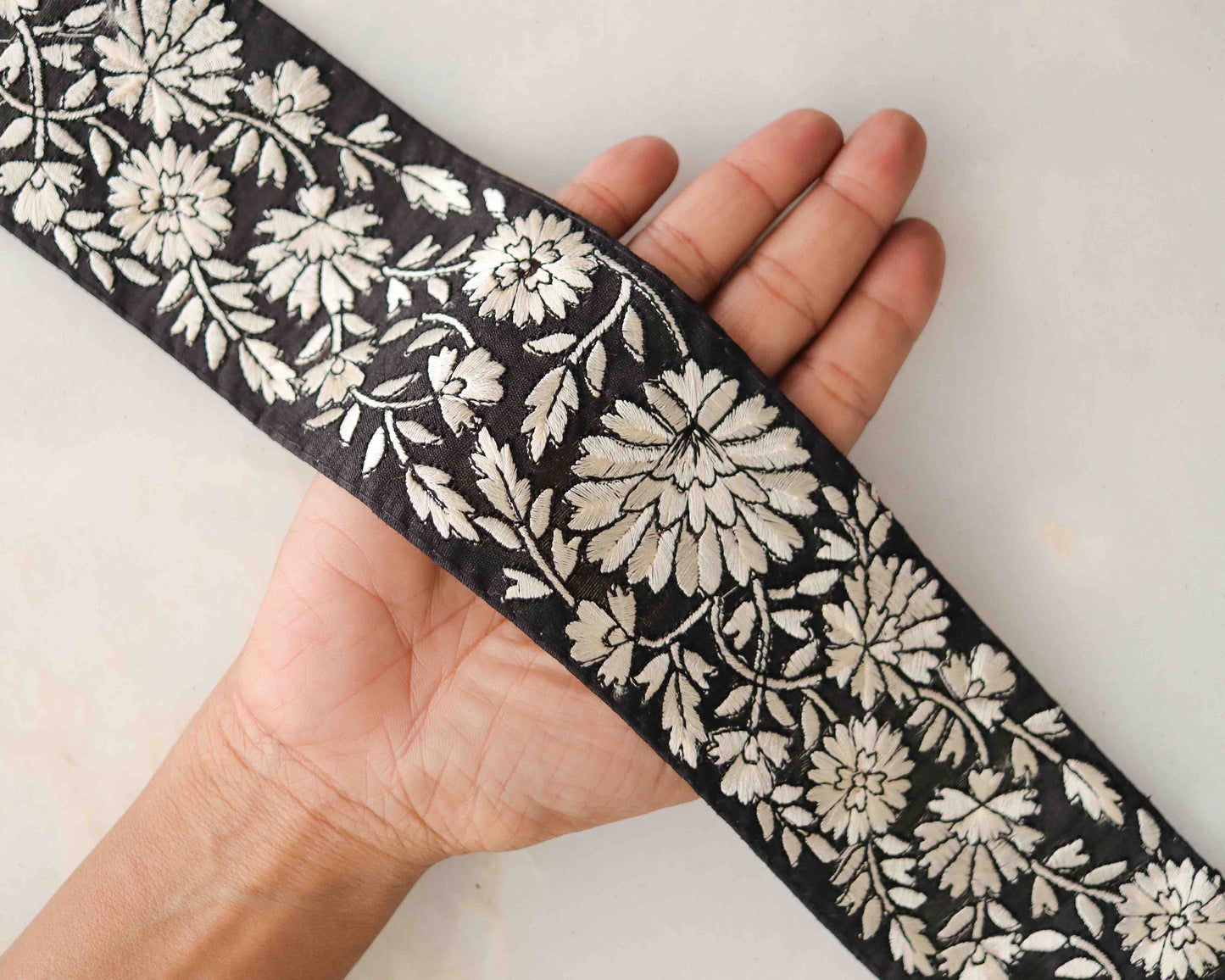 Black White Floral Embroidered Trim,Indian Fabric Floral Border,Royal Black White Broad Paisley Lace,Floral Saree Border,Price/mtr,インド刺繍リボン