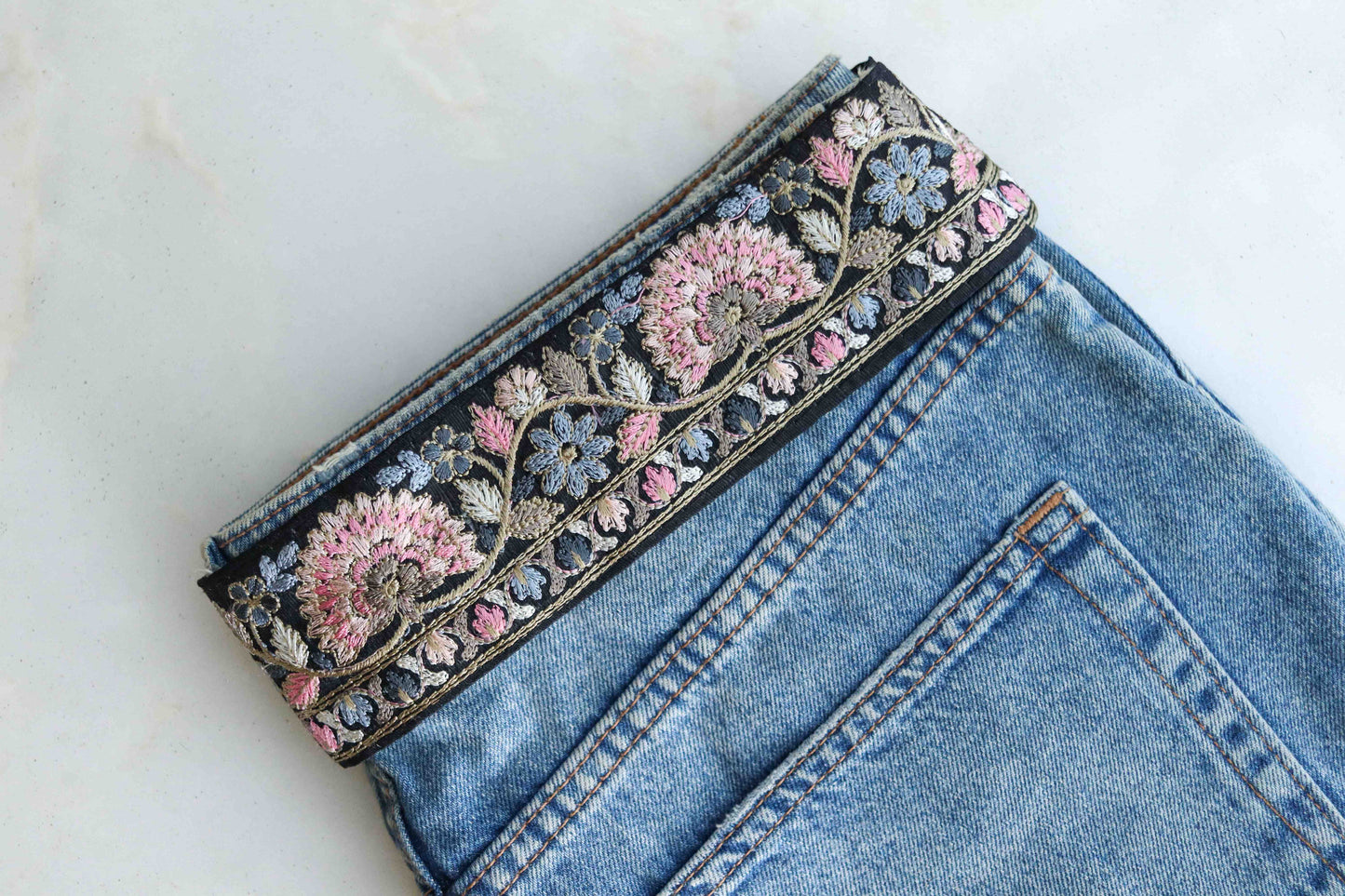 Black Pink Floral Embroidered Trim, Indian Fabric Embroidered Border, Parsi Embroidery Lace, Black Saree Border, インド刺繍リボン, Price/mtr,