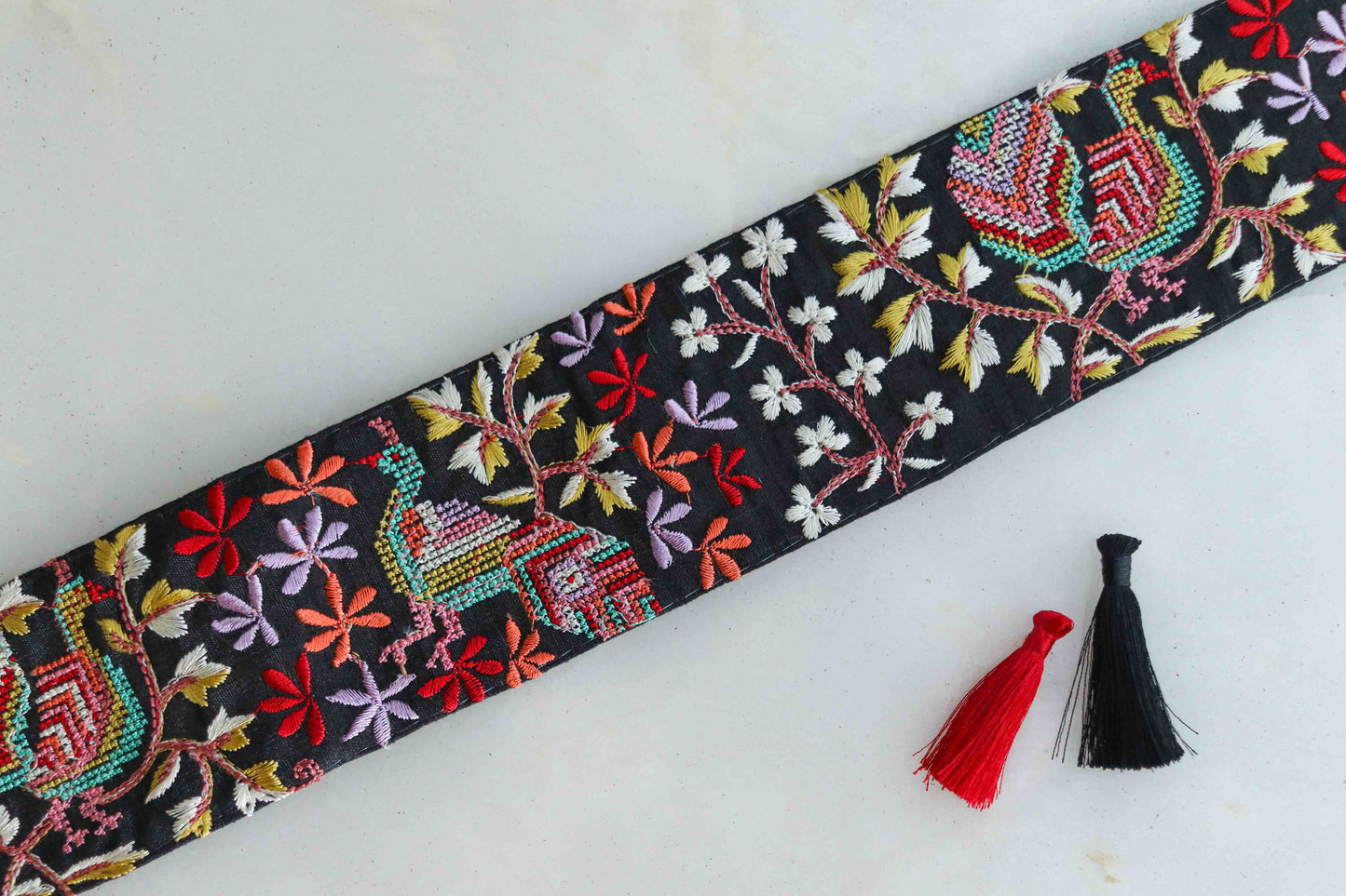 Black Floral Peacock Embroidered Trim, Cross Stitch Embroidery Border, Rustic Kashmiri Lace, Peacock Saree Border, インド刺繍リボン, Price/mtr