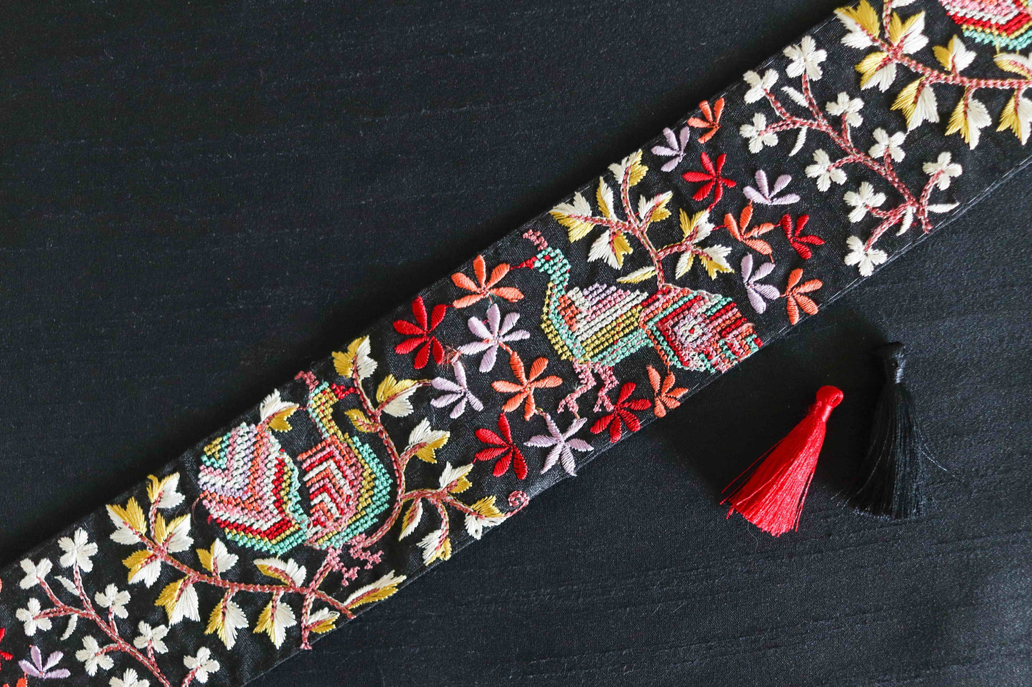 Black Floral Peacock Embroidered Trim, Cross Stitch Embroidery Border, Rustic Kashmiri Lace, Peacock Saree Border, インド刺繍リボン, Price/mtr