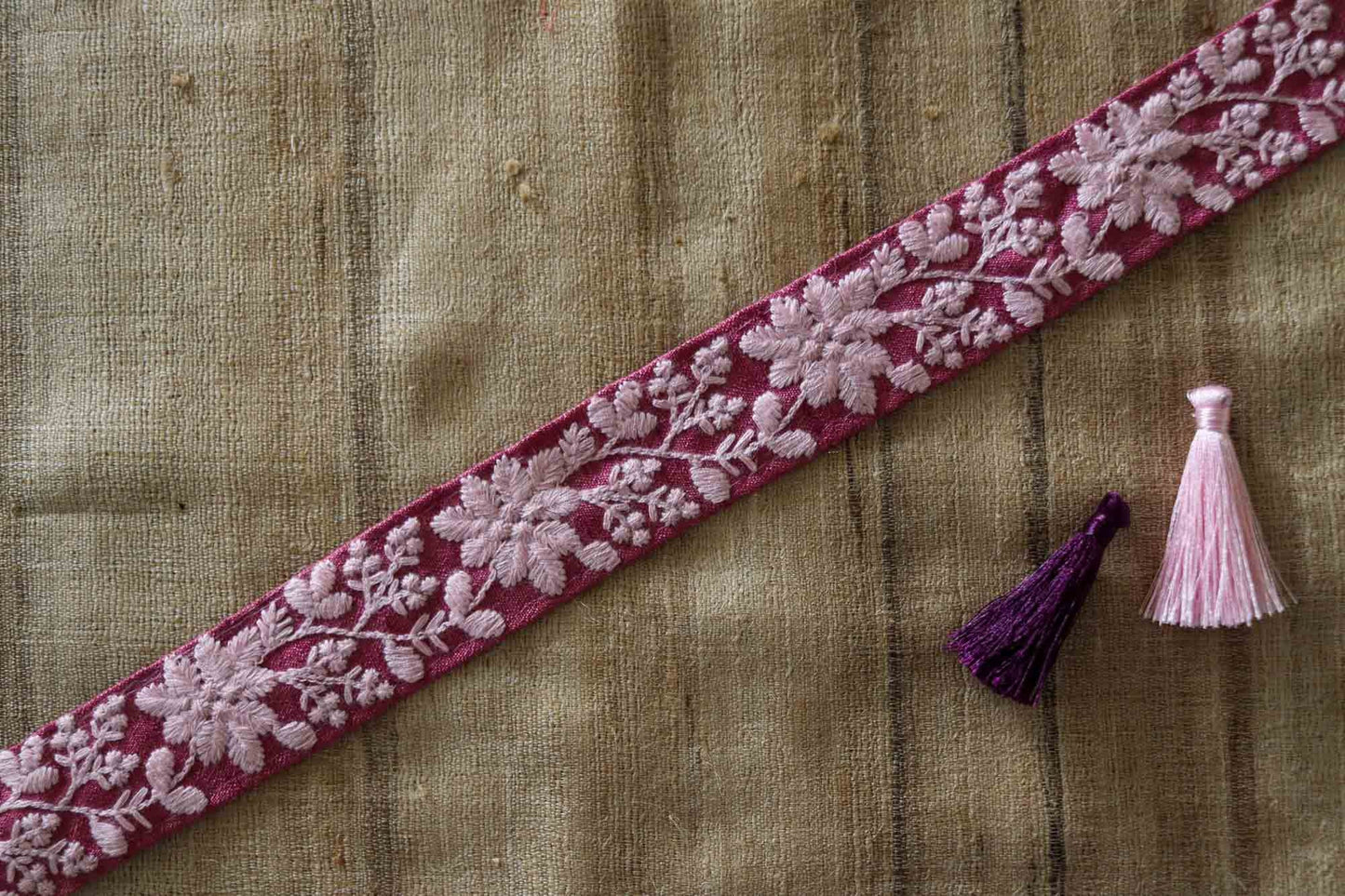 Pink White Floral Embroidered Trim,Pastel Pink Floral Border,Pink Floral Lace,Indian Fabric Trim, Parsi Saree Border,Price/mtr, インド刺繍リボン
