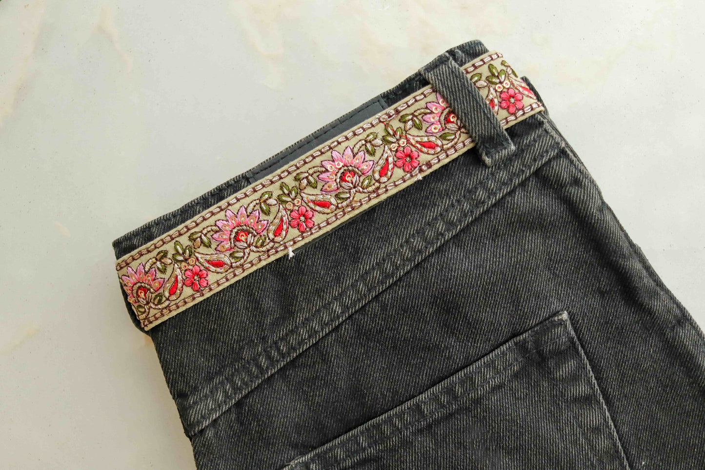 White Pink Floral Embroidered Trim, White Floral Border, White Pink Lace, Indian Fabric Trim, White Saree Border, インド刺繍リボン, Price/mtr