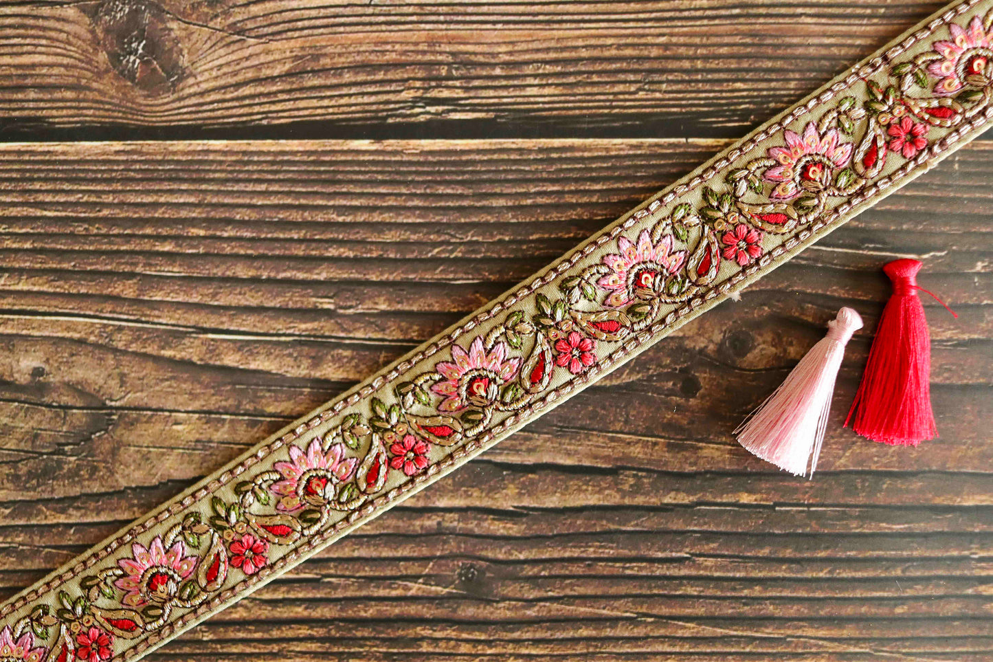 White Pink Floral Embroidered Trim, White Floral Border, White Pink Lace, Indian Fabric Trim, White Saree Border, インド刺繍リボン, Price/mtr