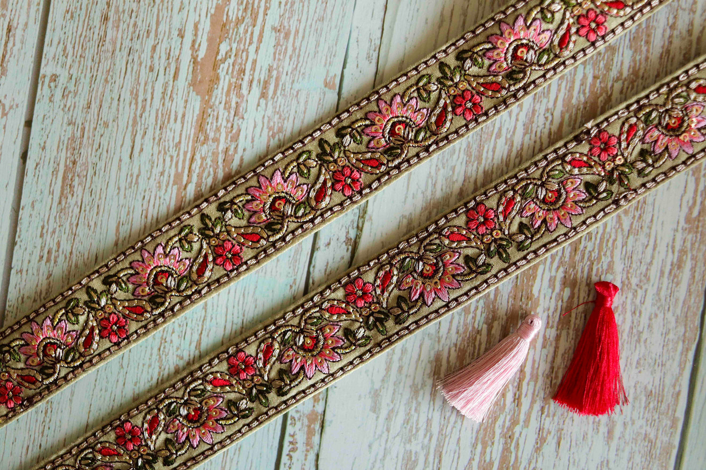 White Pink Floral Embroidered Trim, White Floral Border, White Pink Lace, Indian Fabric Trim, White Saree Border, インド刺繍リボン, Price/mtr