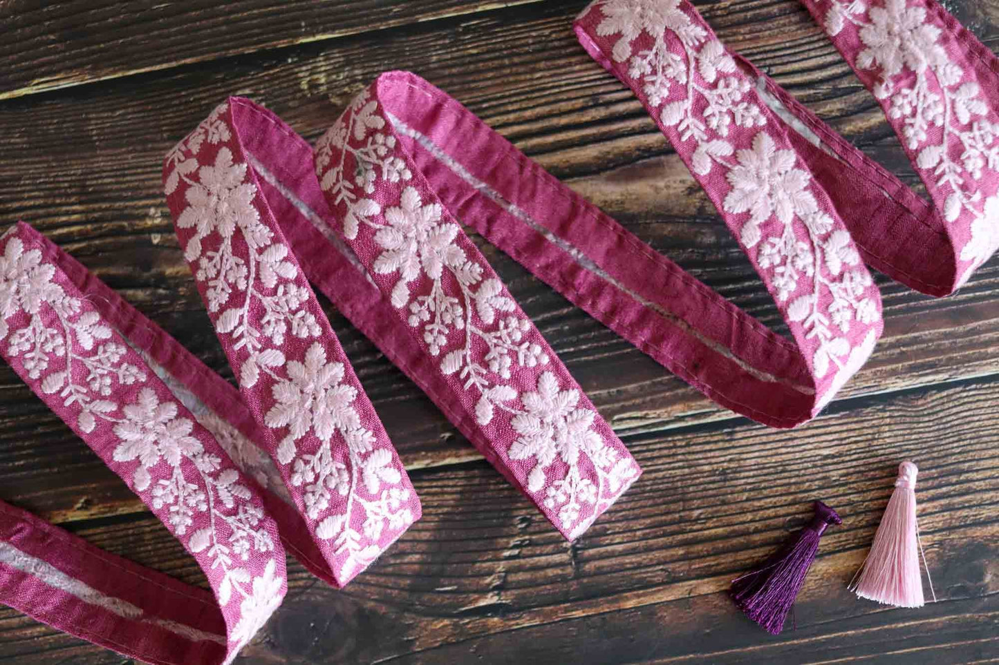 Pink White Floral Embroidered Trim,Pastel Pink Floral Border,Pink Floral Lace,Indian Fabric Trim, Parsi Saree Border,Price/mtr, インド刺繍リボン