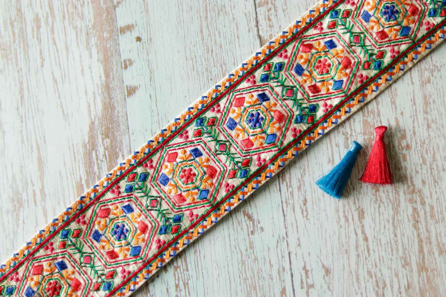 White Blue Floral Embroidered Trim,Indian Fabric Geometric Embroidered Border,Parsi Embroidery Lace,White Saree Border, インド刺繍リボン, Price/mtr