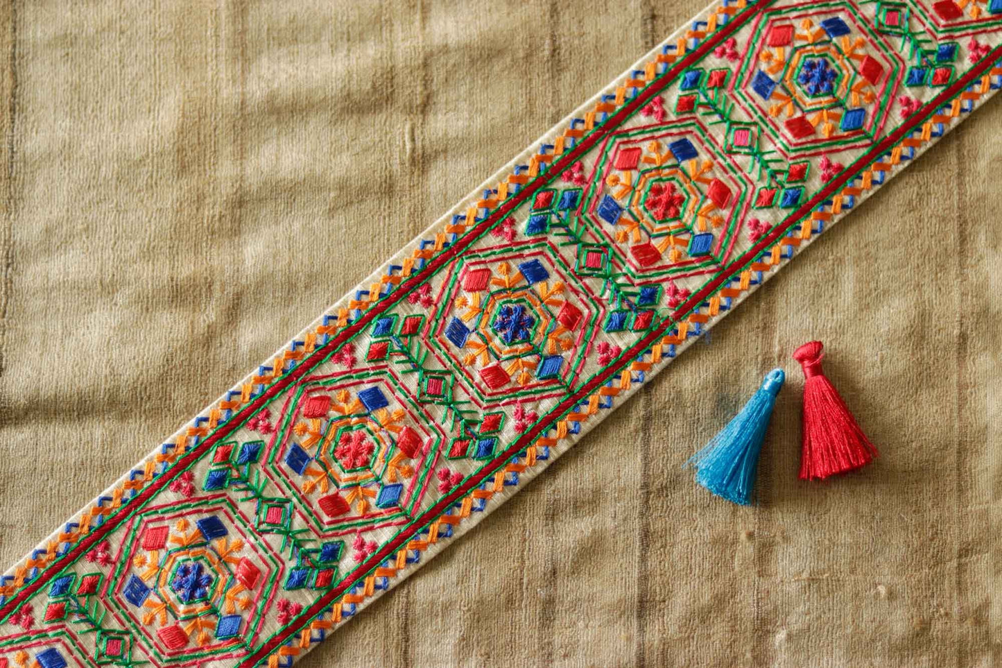 White Blue Floral Embroidered Trim,Indian Fabric Geometric Embroidered Border,Parsi Embroidery Lace,White Saree Border, インド刺繍リボン, Price/mtr