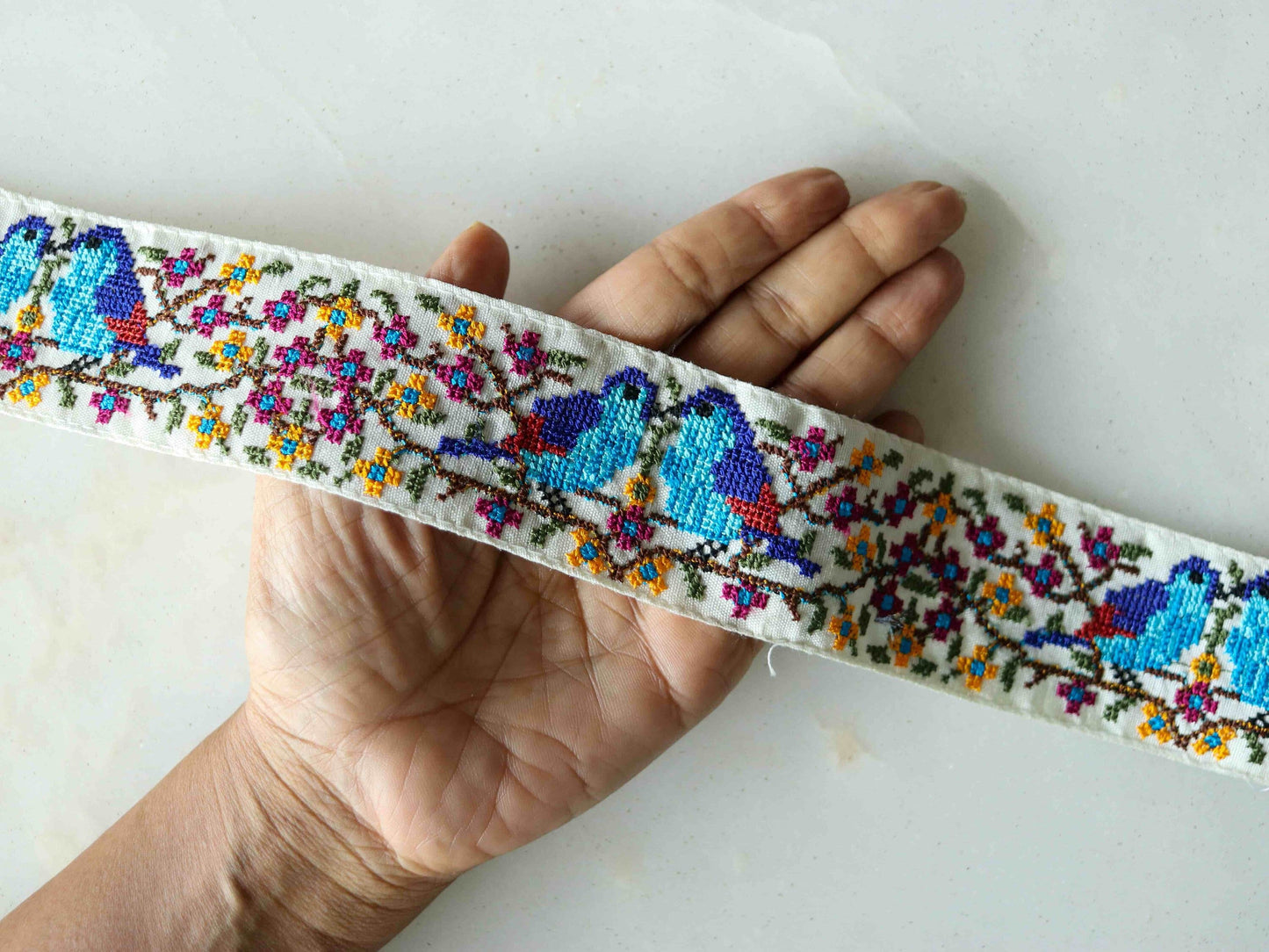 White Floral Bird Embroidered Trim,Cross Stitch Embroidery LoveBirds Border,Rustic Kashmiri Lace,White Blue Saree Border,Price/mt, インド刺繍リボン