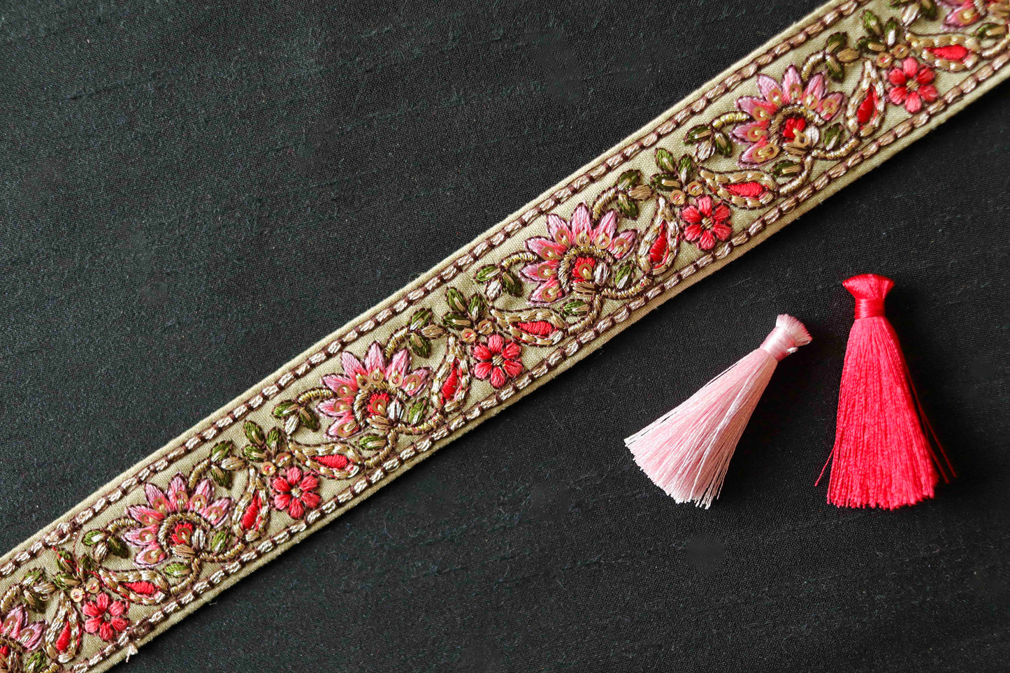 White Pink Floral Embroidered Trim, White Floral Border, White Pink Lace, Indian Fabric Trim, White Saree Border, インド刺繍リボン, Price/mtr