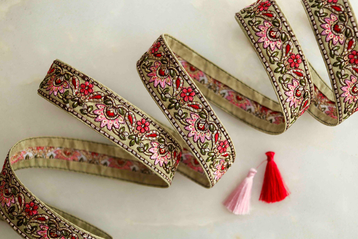 White Pink Floral Embroidered Trim, White Floral Border, White Pink Lace, Indian Fabric Trim, White Saree Border, インド刺繍リボン, Price/mtr