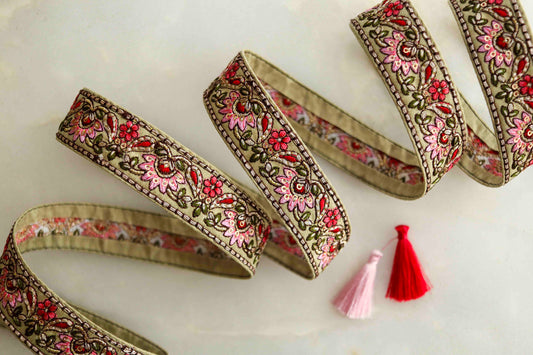 White Pink Floral Embroidered Trim, White Floral Border, White Pink Lace, Indian Fabric Trim, White Saree Border, インド刺繍リボン, Price/mtr