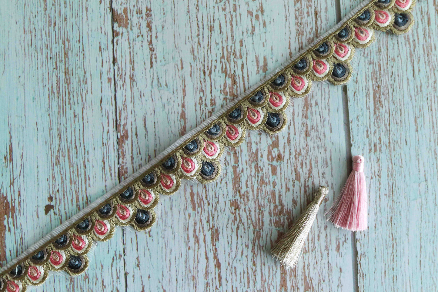 Pink Grey Floral Scallop Trim,Pastel Embroidered Border,Pink Floral Lace,Cutwork Saree Border,Indian Fabric Trim,インド刺繍リボン,Price/mtr