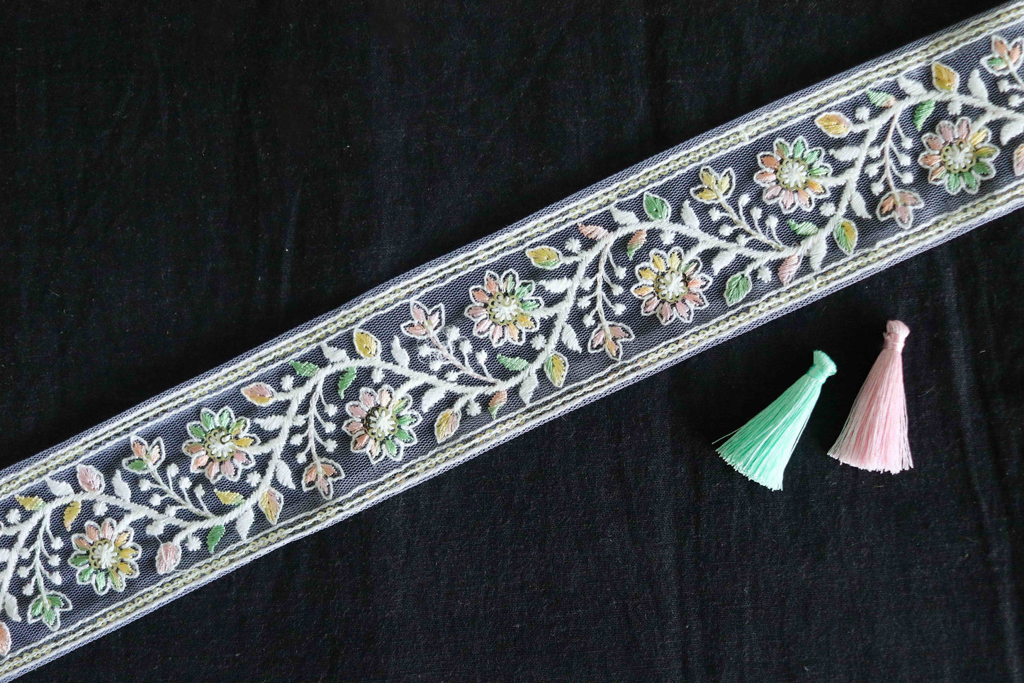 White Pastel Floral Net Trim,Embroidered Indian Fabric Net Border,White Floral Sequin Lace,White Pastel Saree Border,インド刺繍リボン,Price/mtr