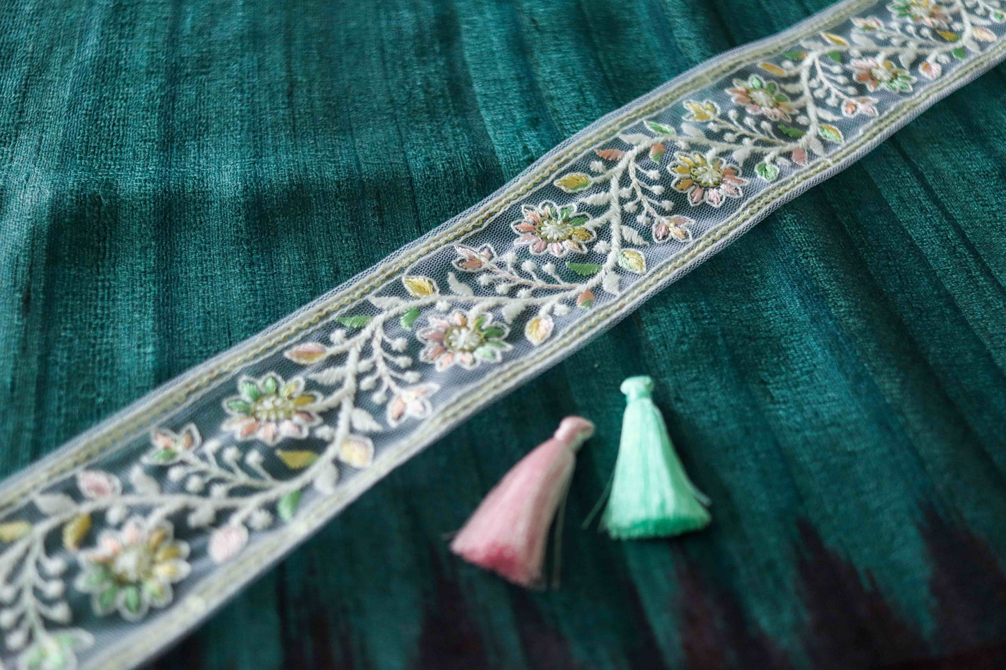 White Pastel Floral Net Trim,Embroidered Indian Fabric Net Border,White Floral Sequin Lace,White Pastel Saree Border,インド刺繍リボン,Price/mtr