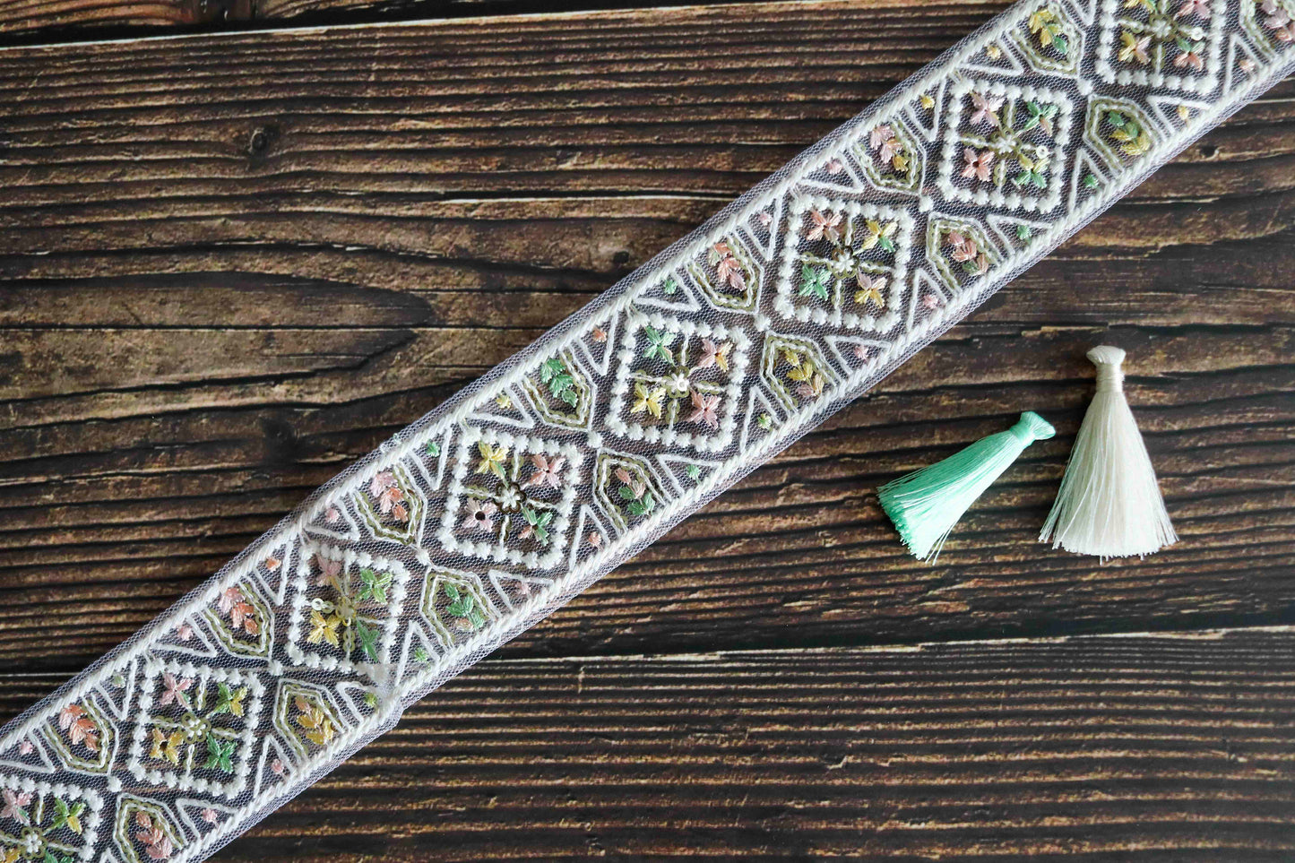 White Pastel Square Net Trim,Embroidered Indian Fabric Net Border,White Floral Sequin Lace,White Pastel Saree Border,インド刺繍リボン,Price/mtr