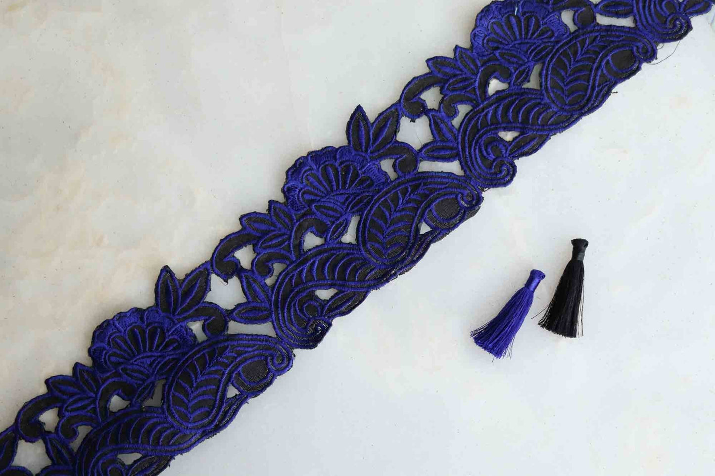 Blue Black Floral Cutwork Trim, Indian Fabric Border, Blue Black Floral Embroidered Lace, Blue Cutwork Saree Border, インド刺繍リボン, Price/mtr