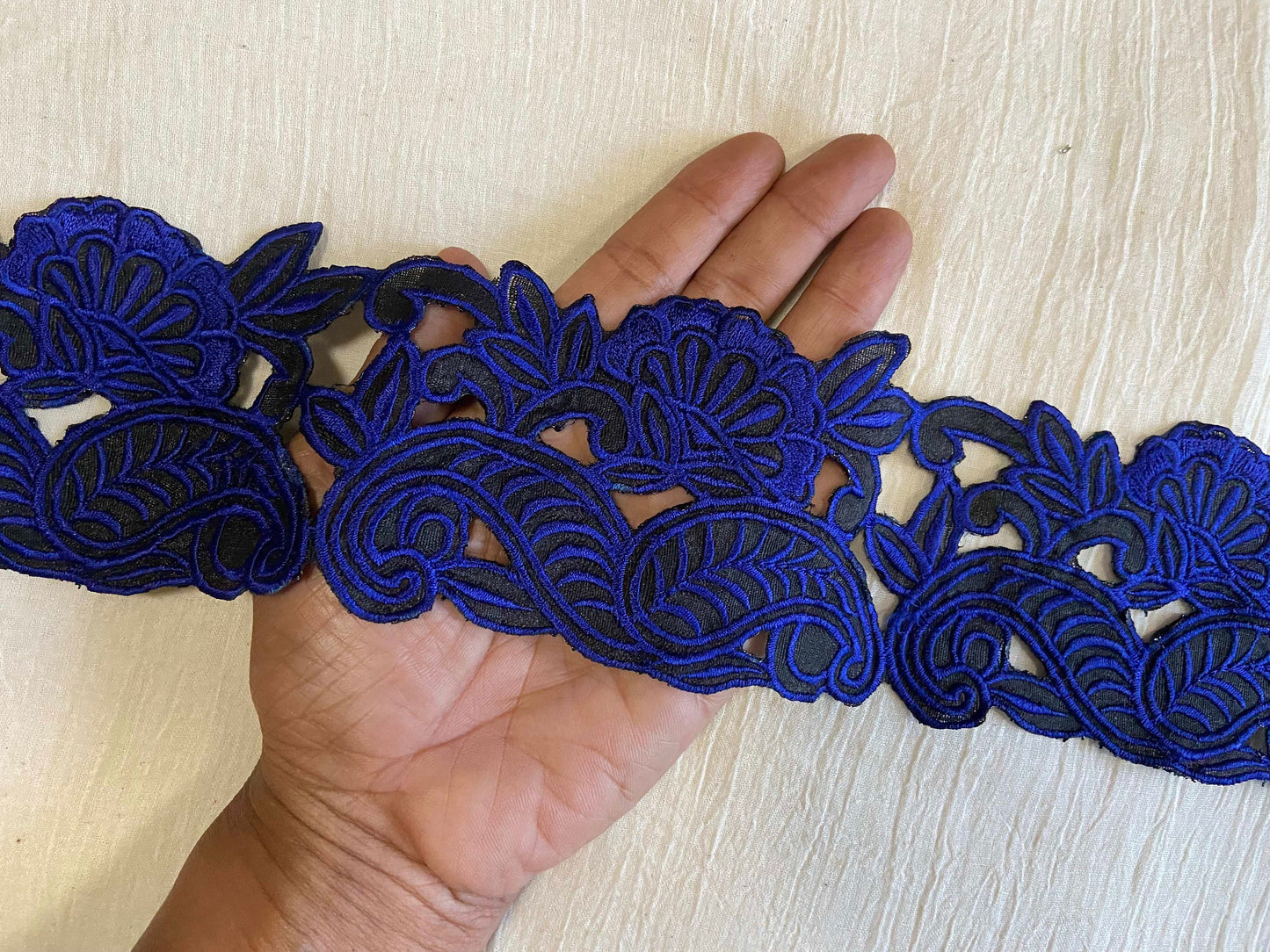 Blue Black Floral Cutwork Trim, Indian Fabric Border, Blue Black Floral Embroidered Lace, Blue Cutwork Saree Border, インド刺繍リボン, Price/mtr