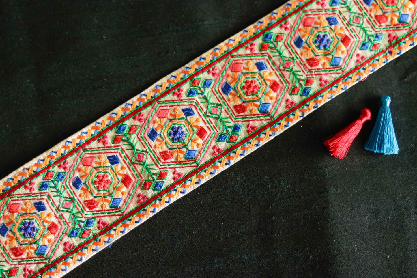 White Blue Floral Embroidered Trim,Indian Fabric Geometric Embroidered Border,Parsi Embroidery Lace,White Saree Border, インド刺繍リボン, Price/mtr