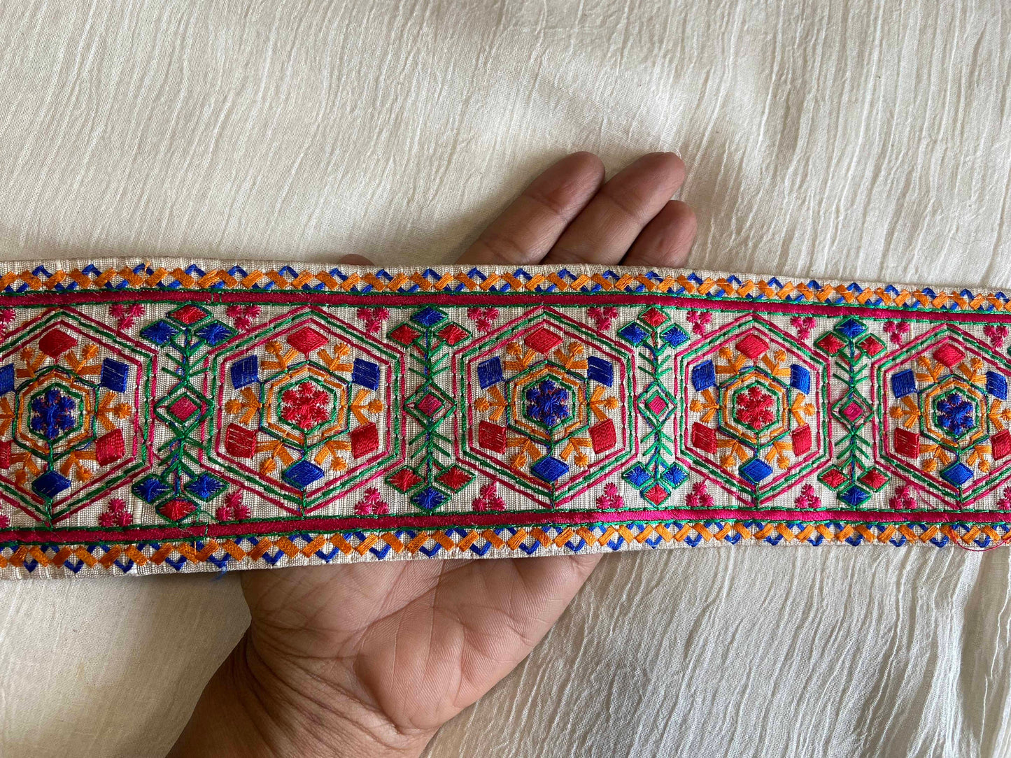 White Blue Floral Embroidered Trim,Indian Fabric Geometric Embroidered Border,Parsi Embroidery Lace,White Saree Border, インド刺繍リボン, Price/mtr