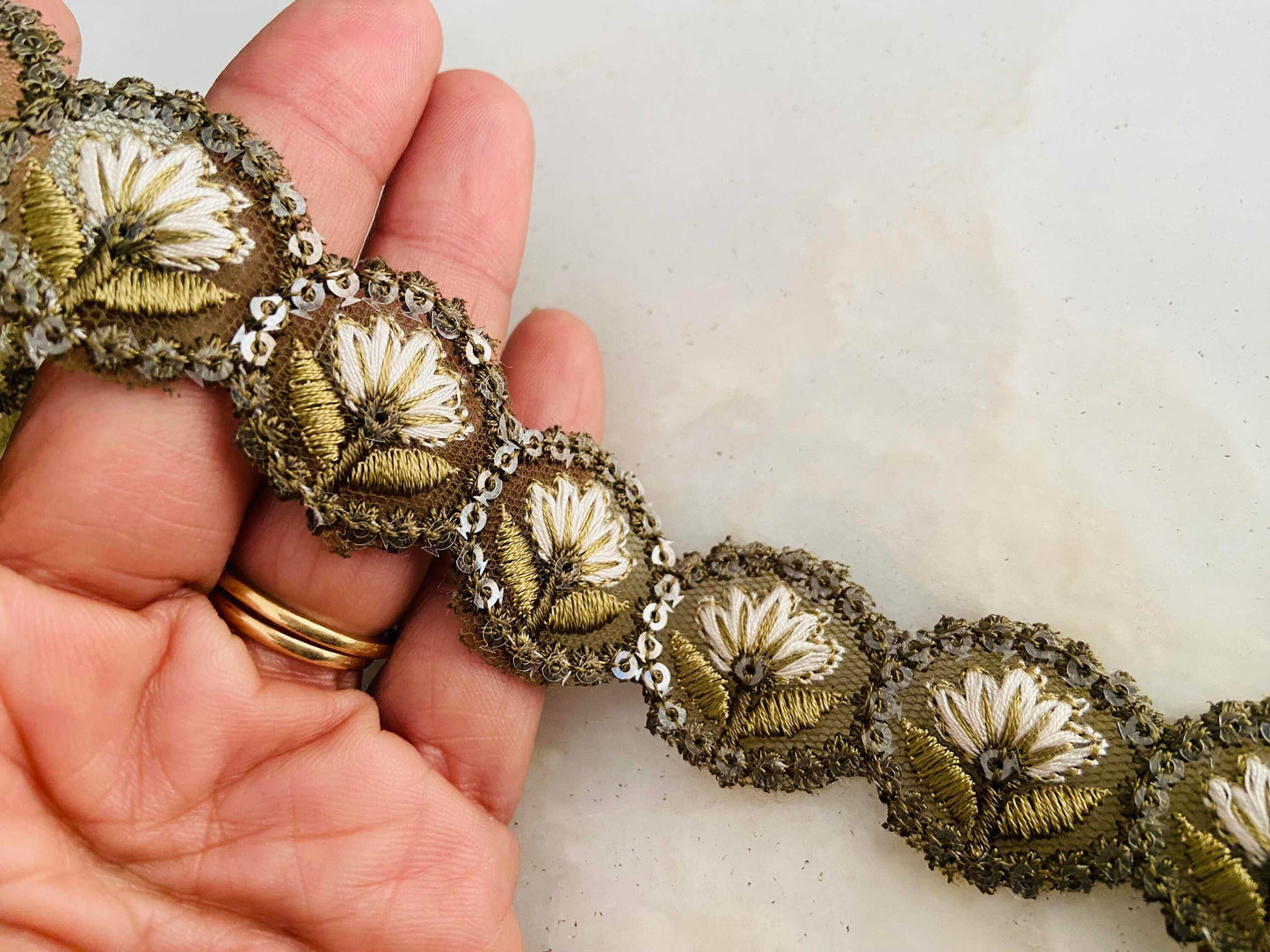 Green White Scallop Floral Trim, Olive Floral Embroidered Cutwork Lace, Round Sequin Saree Border, Indian Fabric Trim, Price/mtr, インド刺繍リボン