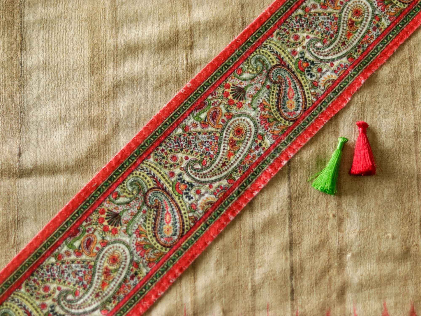 White Red Paisley Sequin Trim,Digital Print Border,Self Sequin Embroidered Lace,Boho Trim,Indian Fabric Saree Border,Price/mt,インド刺繍リボン