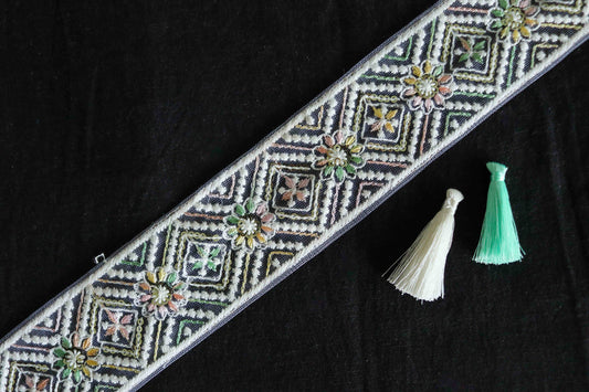 White Pastel Square Net Trim,Embroidered Indian Fabric Net Border,White Floral Sequin Lace,White Pastel Saree Border,インド刺繍リボン,Price/mtr