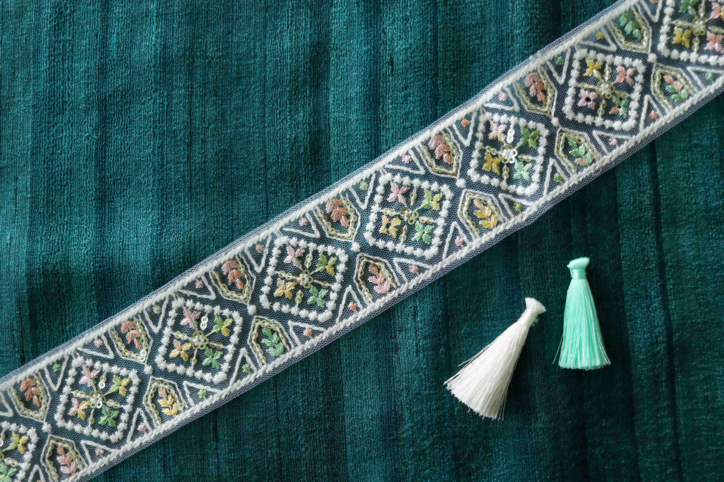 White Pastel Square Net Trim,Embroidered Indian Fabric Net Border,White Floral Sequin Lace,White Pastel Saree Border,インド刺繍リボン,Price/mtr