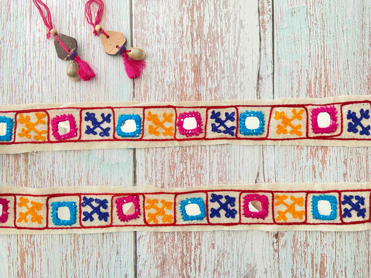 White Pink Embroidered Kutchi Trim,Handmade Indian Border,White Mirror Embroidered Lace,Tribal Boho Hippie Saree Border,インド刺繍リボン,Price/mt