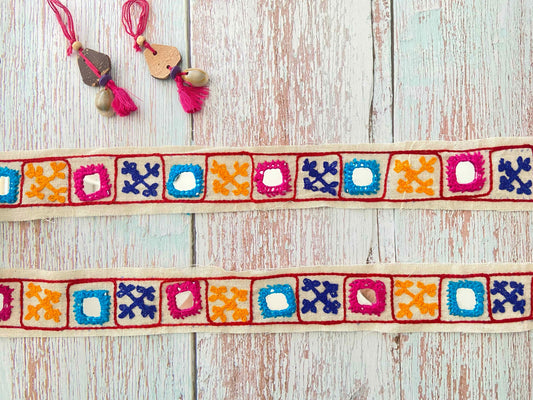 White Pink Embroidered Kutchi Trim,Handmade Indian Border,White Mirror Embroidered Lace,Tribal Boho Hippie Saree Border,インド刺繍リボン,Price/mt
