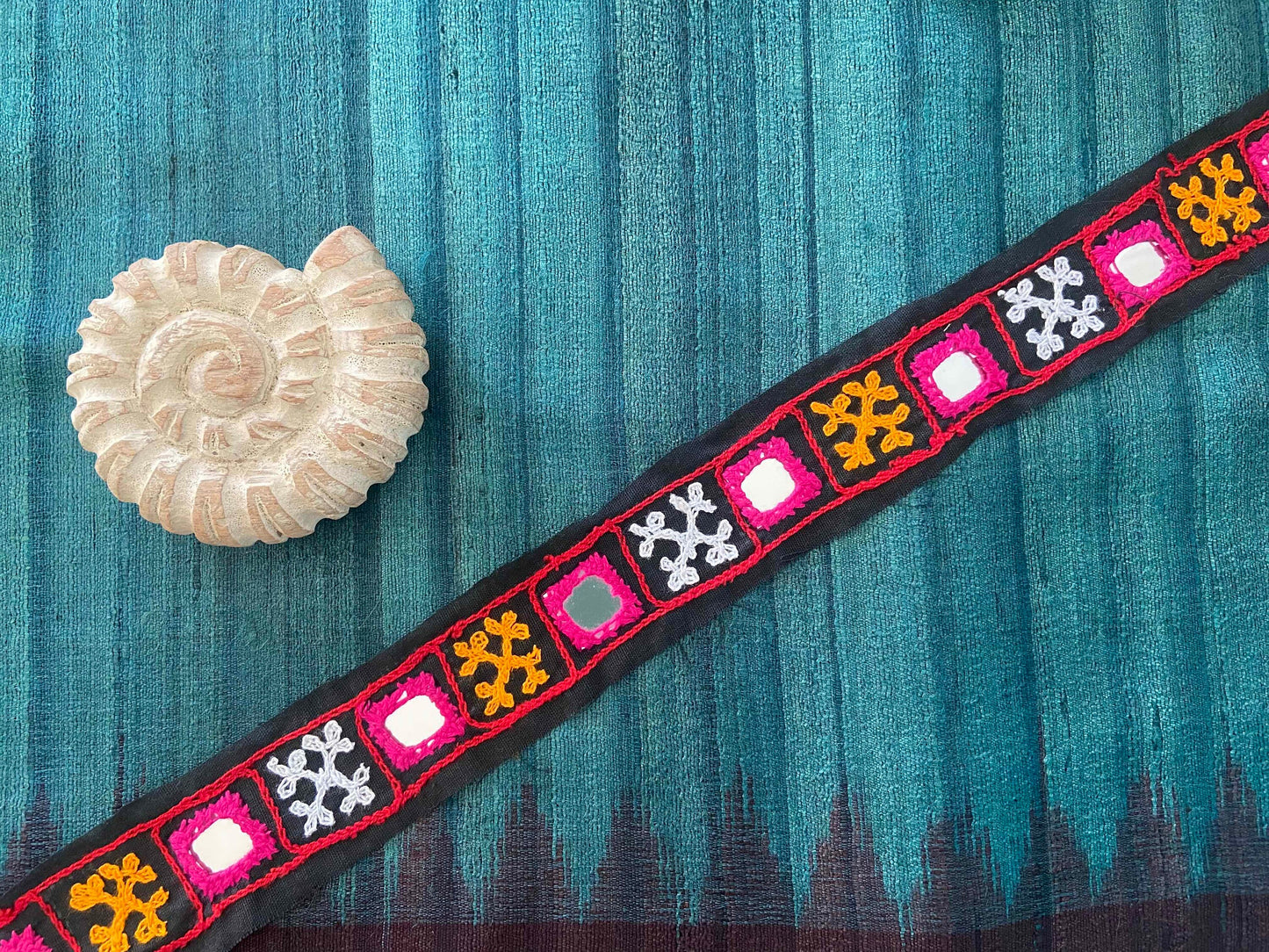 Black Pink Embroidered Kutchi Trim,Handmade Indian Border,Black Mirror Embroidered Lace,Tribal Boho Hippie Saree Border,インド刺繍リボン,Price/mt