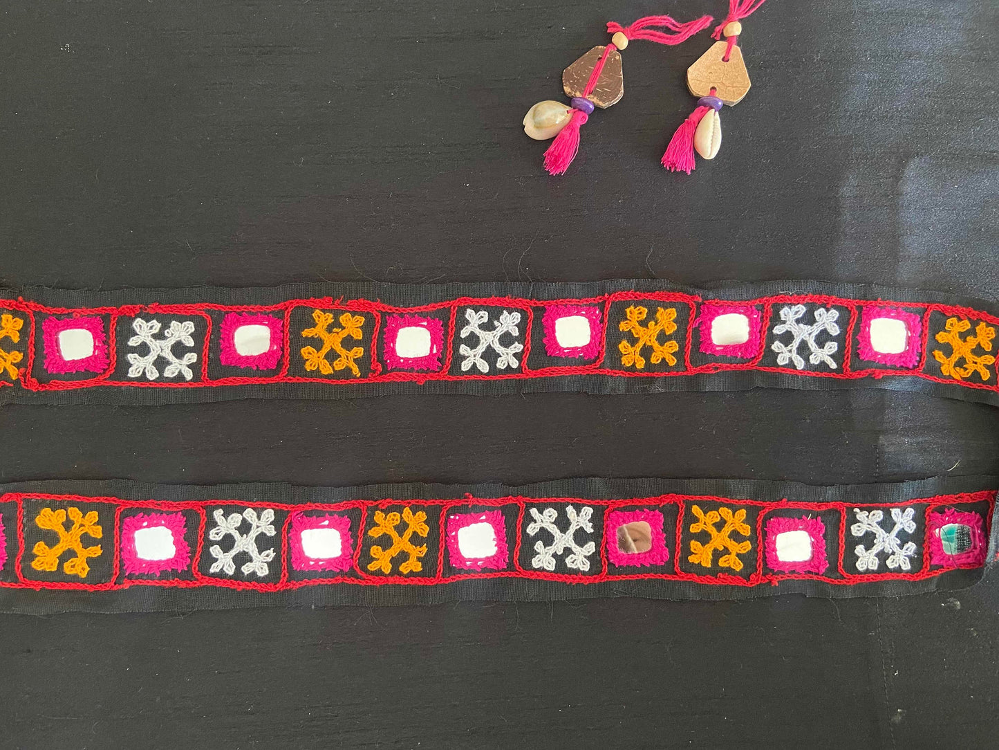 Black Pink Embroidered Kutchi Trim,Handmade Indian Border,Black Mirror Embroidered Lace,Tribal Boho Hippie Saree Border,インド刺繍リボン,Price/mt