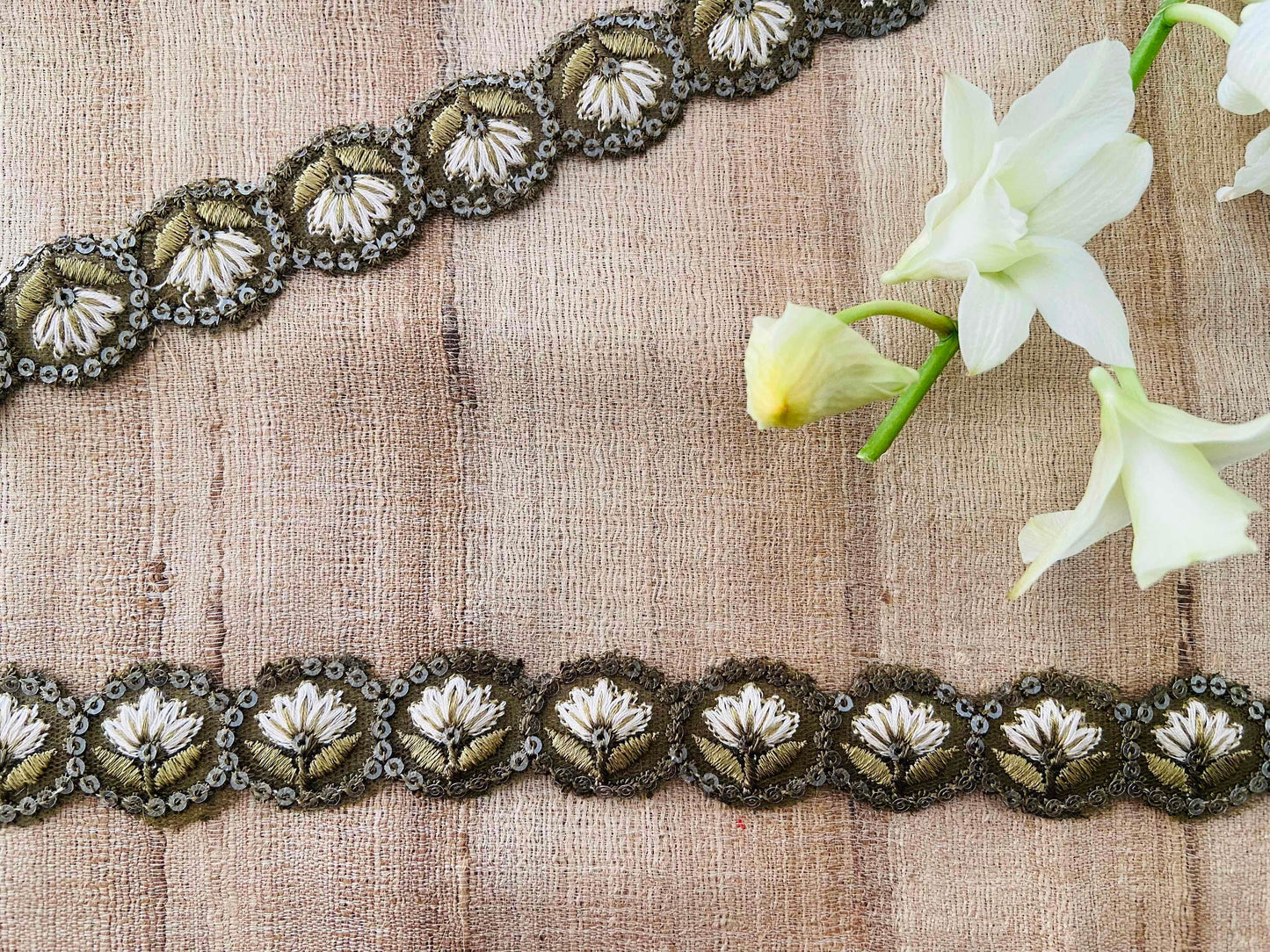 Green White Scallop Floral Trim,Olive Floral Embroidered Cutwork Lace,Round Sequin Saree Border,Indian Fabric Trim,Price/mtr,インド刺繍リボン