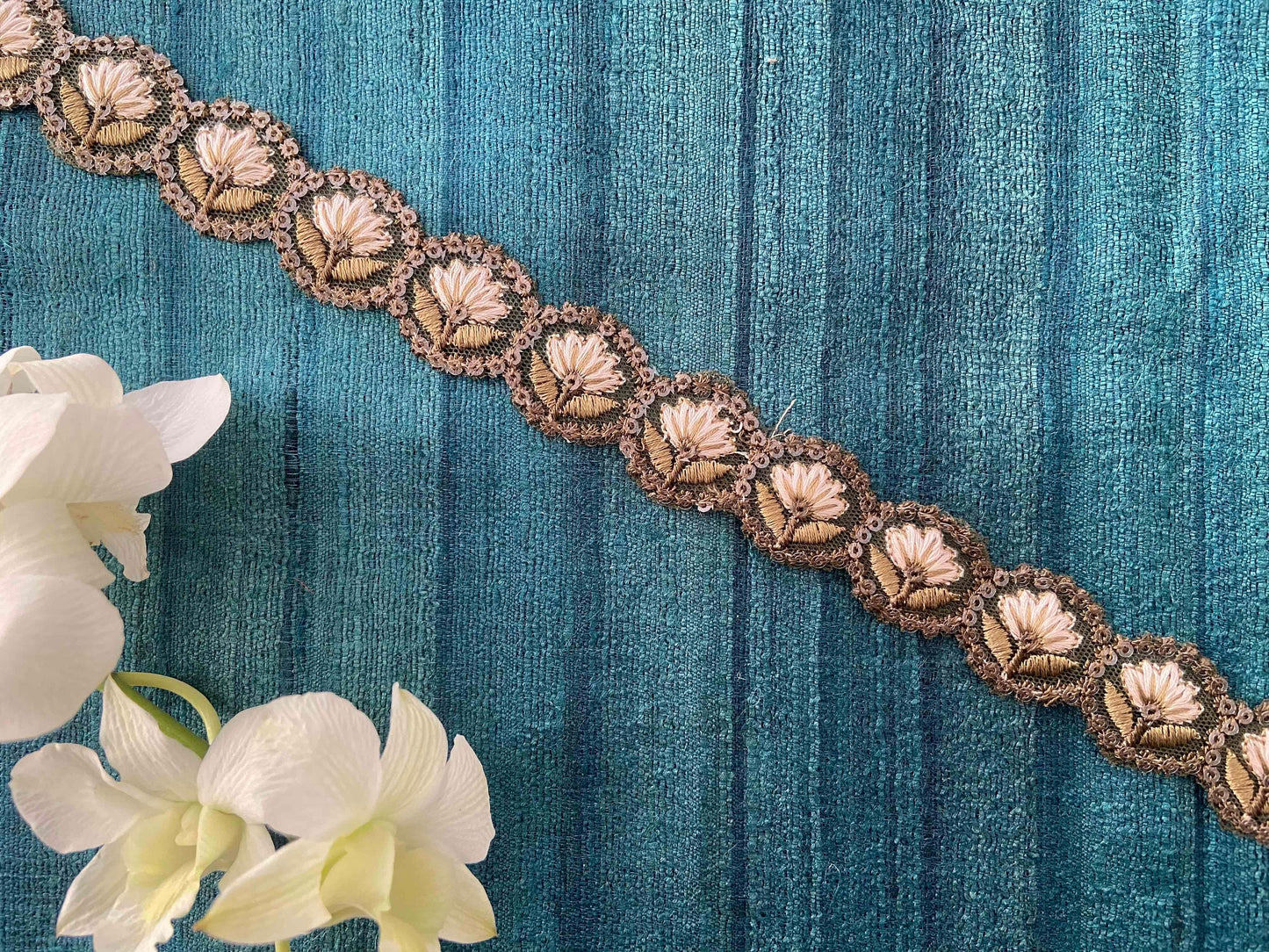 Green White Scallop Floral Trim, Olive Floral Embroidered Cutwork Lace, Round Sequin Saree Border, Indian Fabric Trim, Price/mtr, インド刺繍リボン