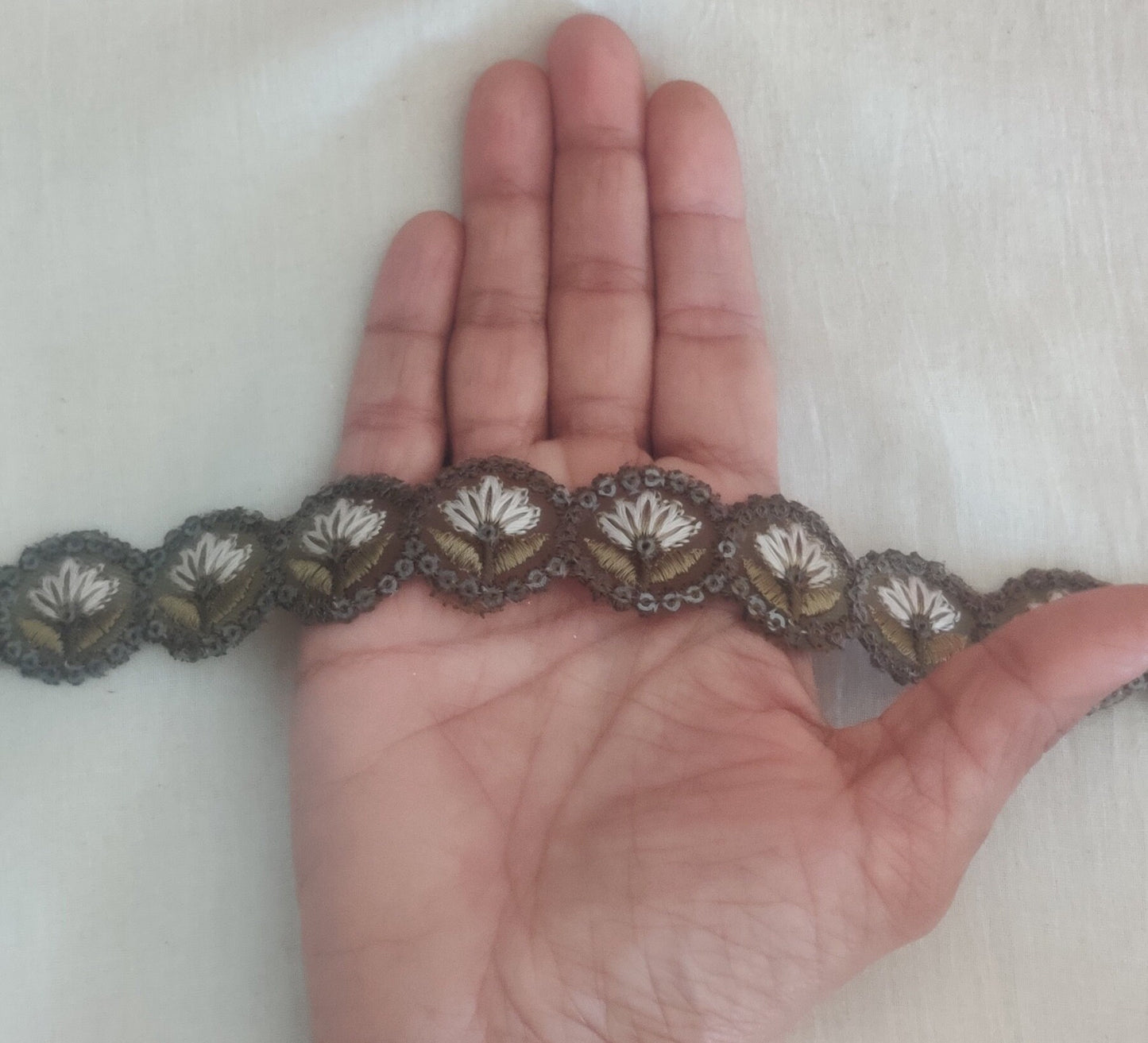 Green White Scallop Floral Trim, Olive Floral Embroidered Cutwork Lace, Round Sequin Saree Border, Indian Fabric Trim, Price/mtr, インド刺繍リボン