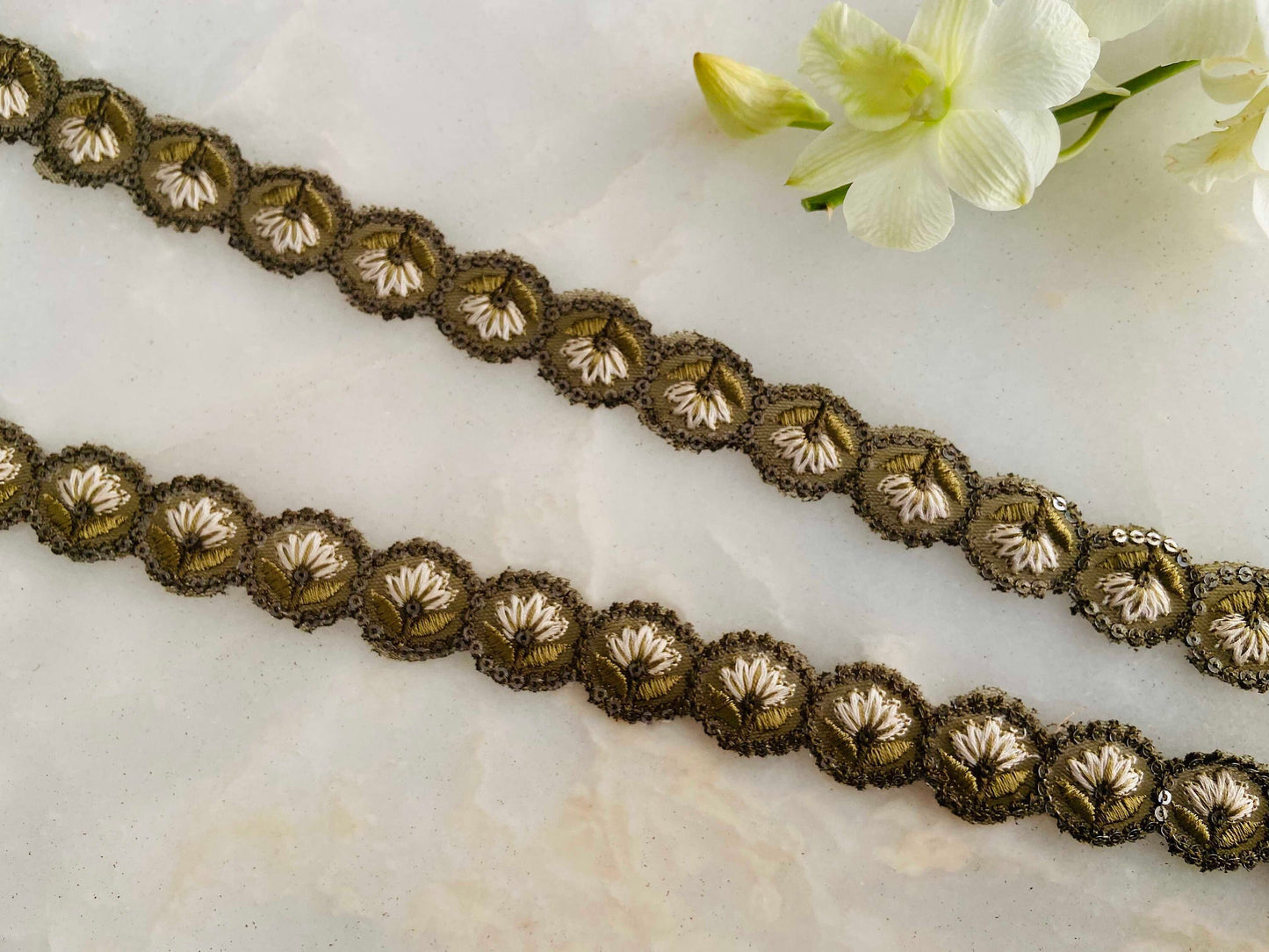 Green White Scallop Floral Trim, Olive Floral Embroidered Cutwork Lace, Round Sequin Saree Border, Indian Fabric Trim, Price/mtr, インド刺繍リボン
