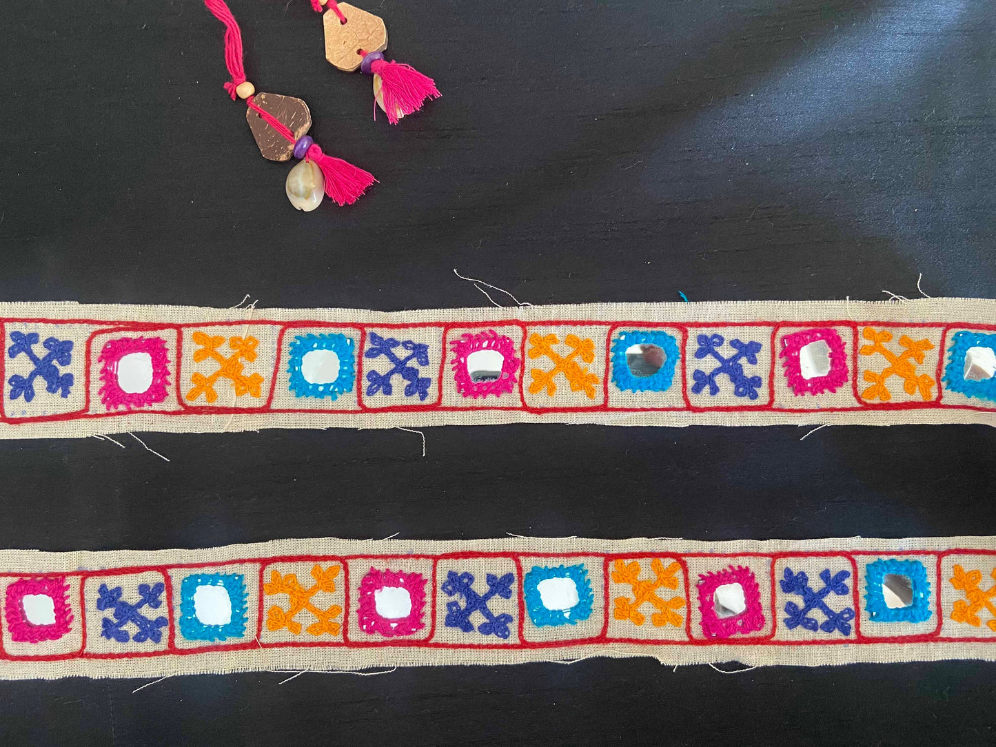 White Pink Embroidered Kutchi Trim,Handmade Indian Border,White Mirror Embroidered Lace,Tribal Boho Hippie Saree Border,インド刺繍リボン,Price/mt