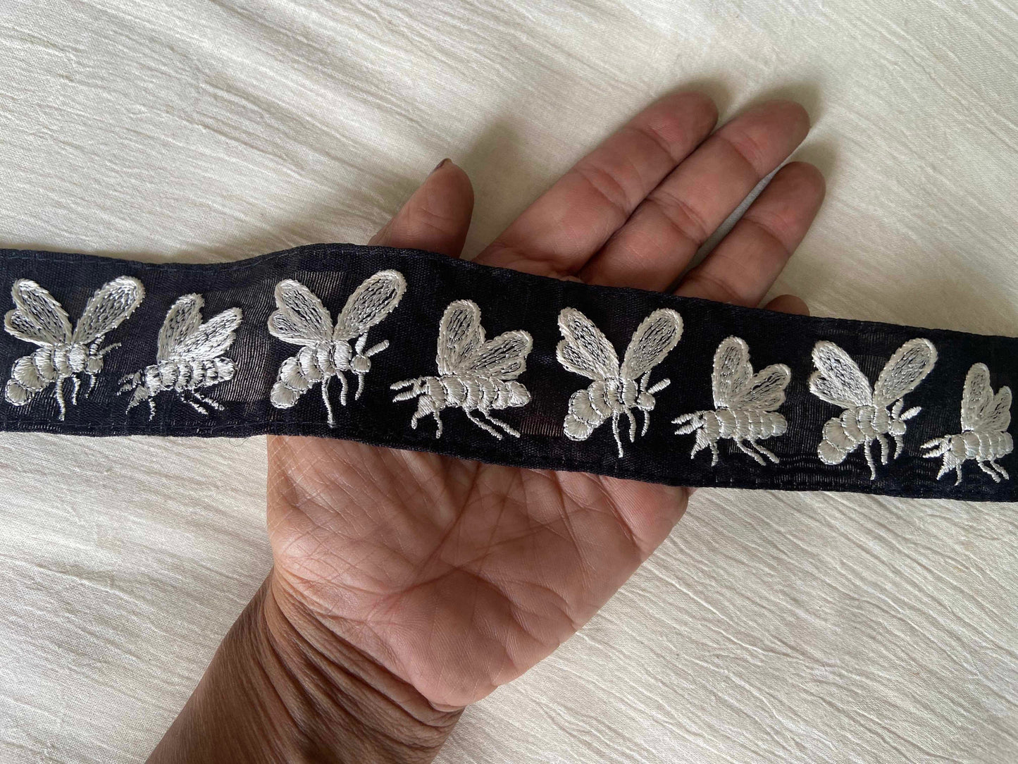 Quirky Black Bee Embroidered Trim,Honeybee Black White Border,Boho Insect Embroidered Lace,Quirky Indian Saree Border,インド刺繍リボン,Price/mtr