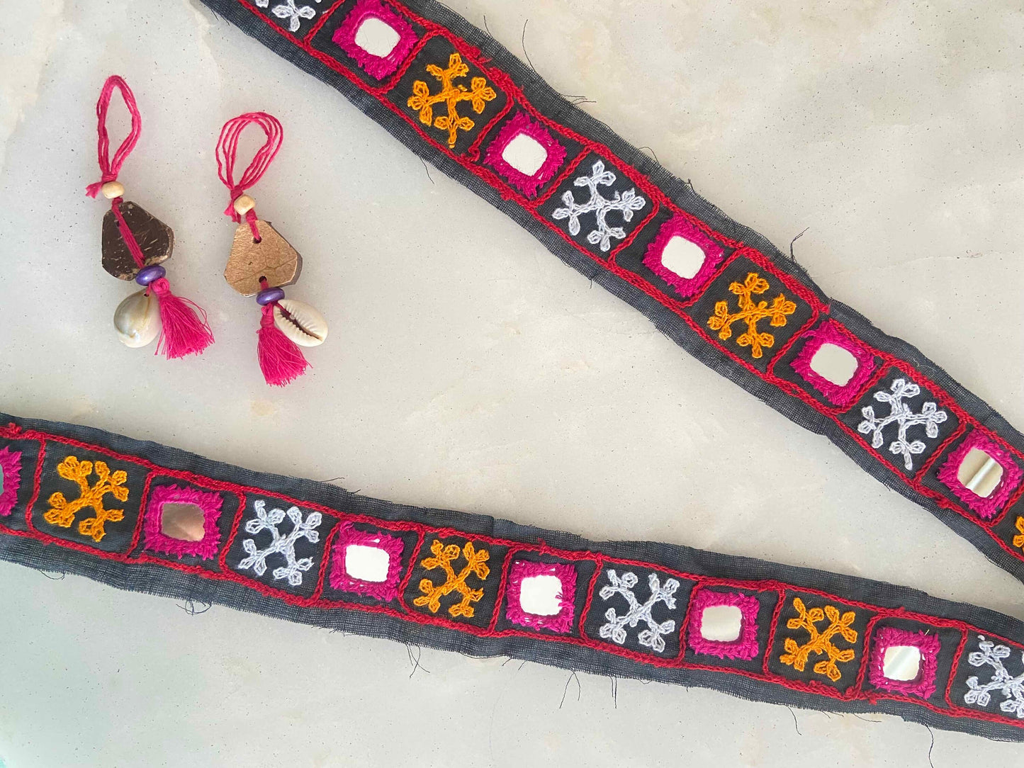 Black Pink Embroidered Kutchi Trim,Handmade Indian Border,Black Mirror Embroidered Lace,Tribal Boho Hippie Saree Border,インド刺繍リボン,Price/mt