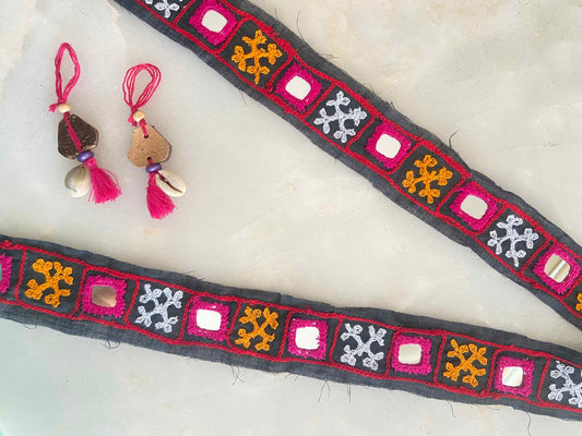 Black Pink Embroidered Kutchi Trim,Handmade Indian Border,Black Mirror Embroidered Lace,Tribal Boho Hippie Saree Border,インド刺繍リボン,Price/mt