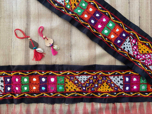 Vintage Boho Black Patchwork Trim, Upcycled Embroidered Lace,Handmade Tribal Border,Indian Patchwork Hippie Khichdi Saree Border,インド刺繍リボン