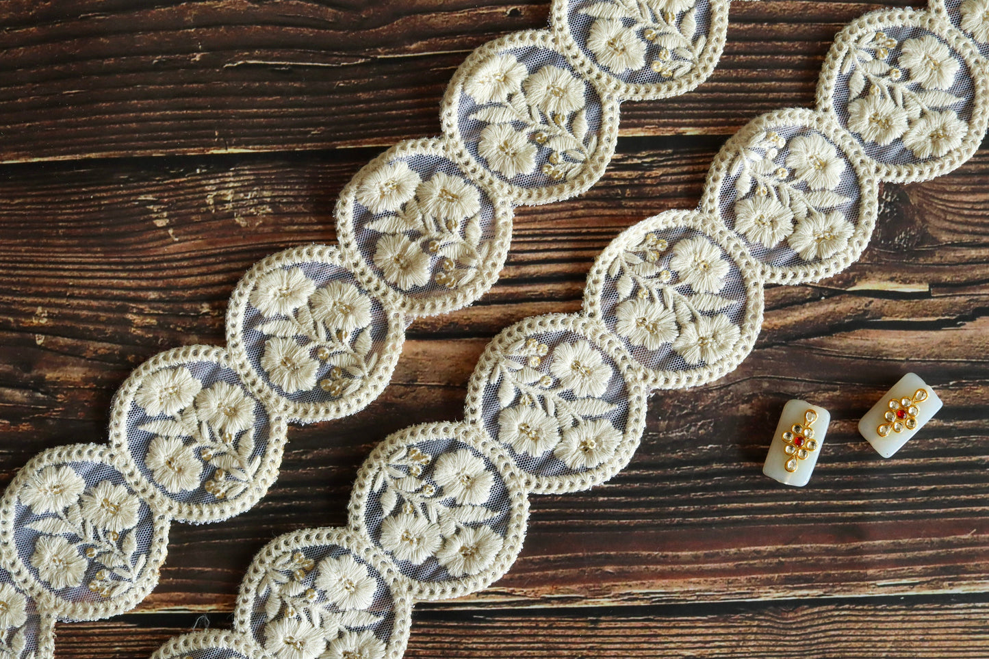 White Scallop Floral Net Trim,White on White Floral Embroidered Cutwork Lace,Round Floral Saree Border,Indian Fabric Trim,インド刺繍リボン,Price/mtr