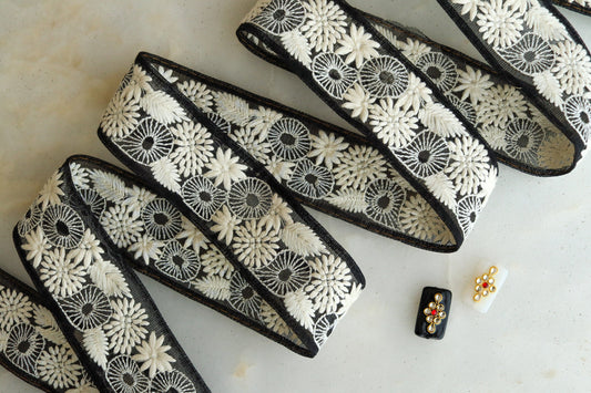Black White Floral Net Trim,Embroidered Indian Fabric Border,Royal Black White Lucknowi Lace,Floral Saree Border,インド刺繍リボン, Price/mtr