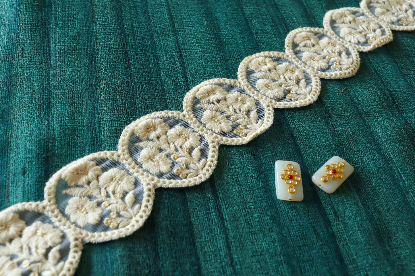 White Scallop Floral Net Trim,White on White Floral Embroidered Cutwork Lace,Round Floral Saree Border,Indian Fabric Trim,インド刺繍リボン,Price/mtr