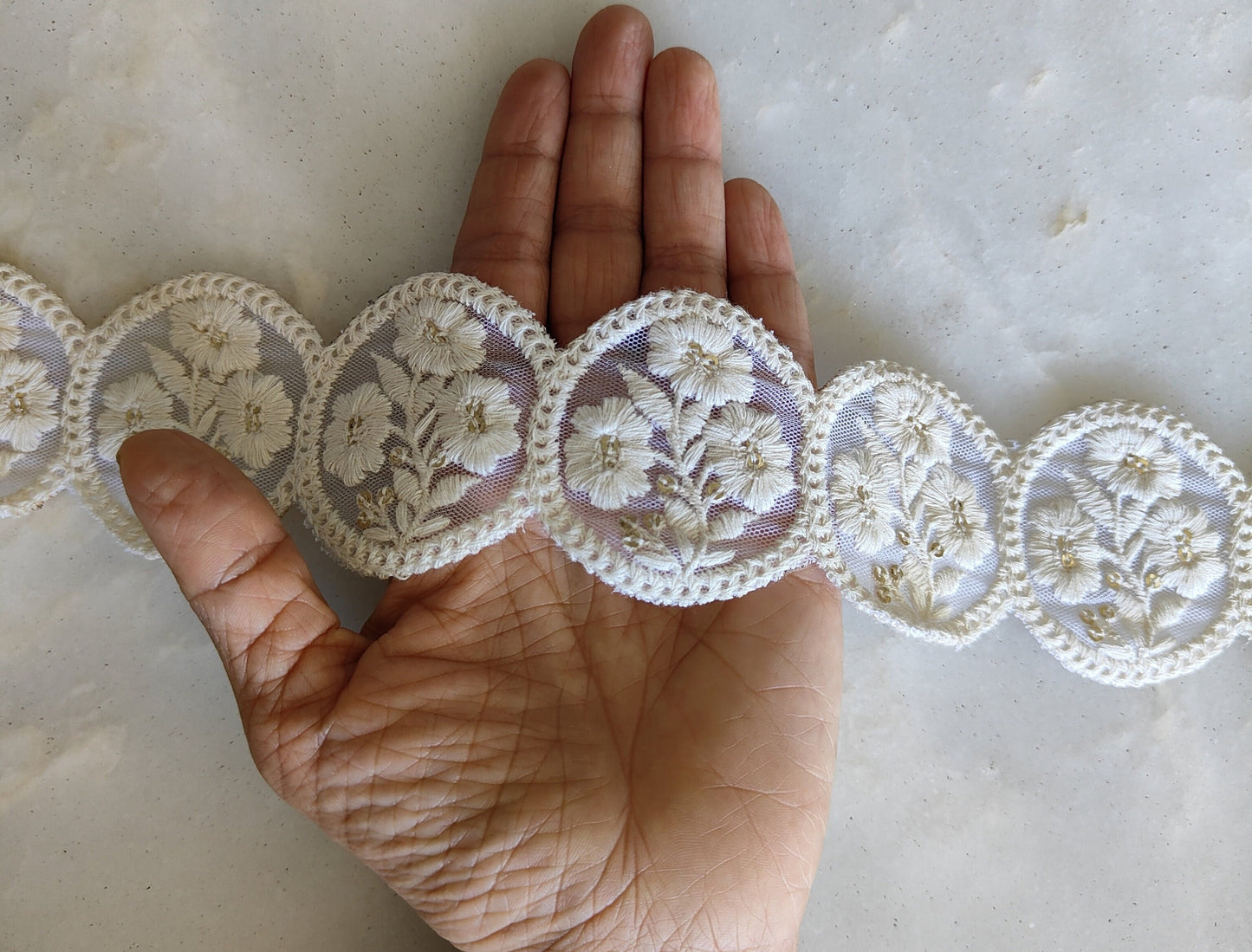 White Scallop Floral Net Trim,White on White Floral Embroidered Cutwork Lace,Round Floral Saree Border,Indian Fabric Trim,インド刺繍リボン,Price/mtr