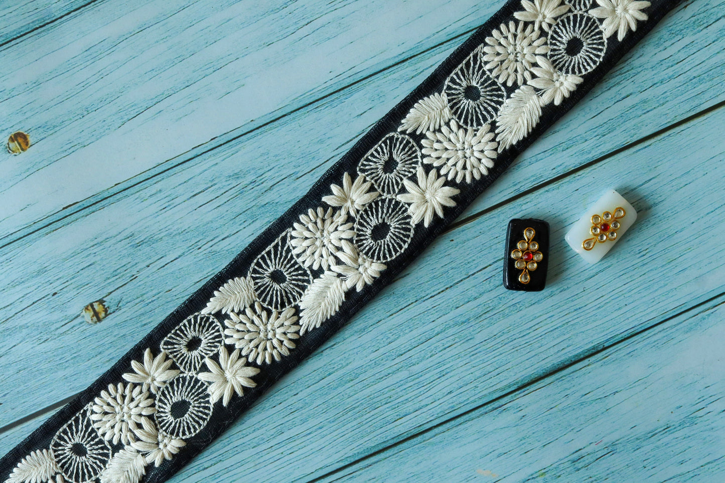 Black White Floral Net Trim,Embroidered Indian Fabric Border,Royal Black White Lucknowi Lace,Floral Saree Border,インド刺繍リボン, Price/mtr