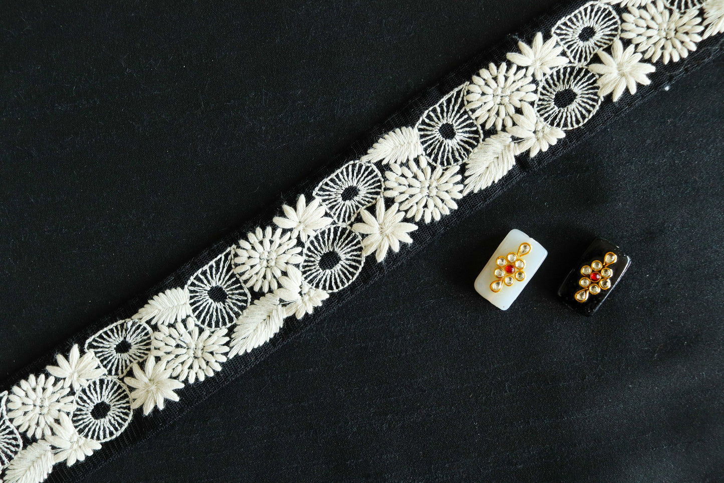 Black White Floral Net Trim,Embroidered Indian Fabric Border,Royal Black White Lucknowi Lace,Floral Saree Border,インド刺繍リボン, Price/mtr