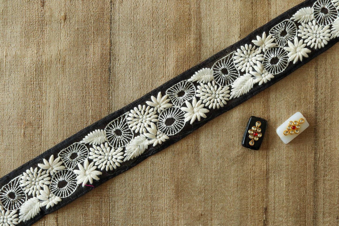 Black White Floral Net Trim,Embroidered Indian Fabric Border,Royal Black White Lucknowi Lace,Floral Saree Border,インド刺繍リボン, Price/mtr