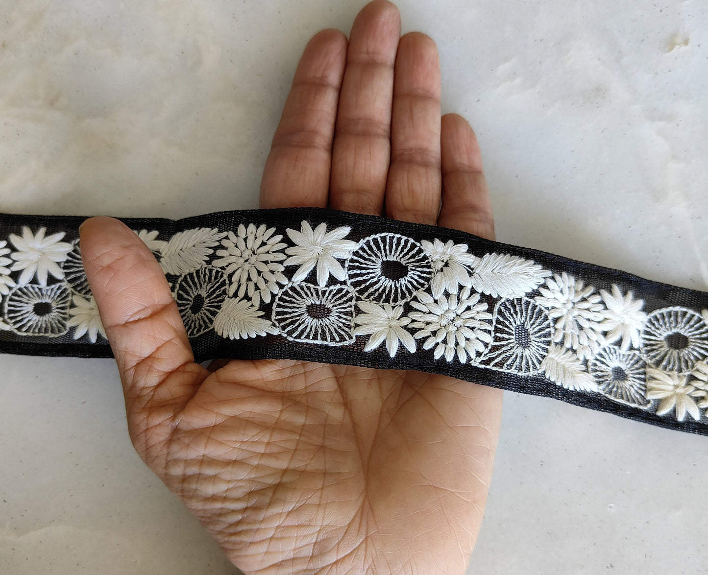 Black White Floral Net Trim,Embroidered Indian Fabric Border,Royal Black White Lucknowi Lace,Floral Saree Border,インド刺繍リボン, Price/mtr